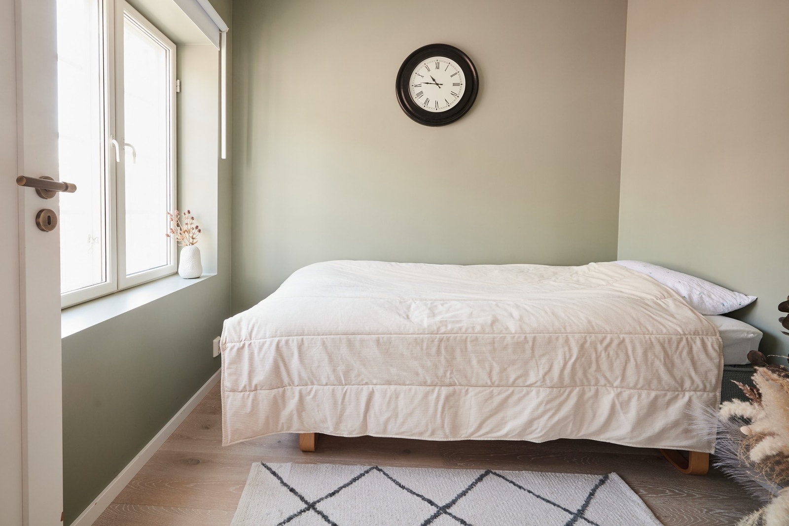 Her er det god plass til seng og tilhørende møblement. Galleribilde