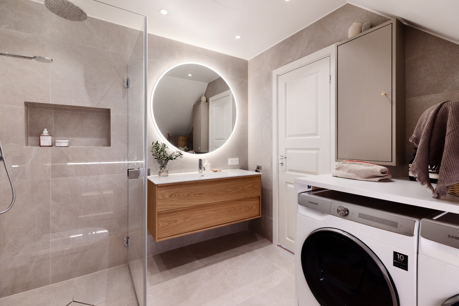 Badet er svært lekkert med en delikat finish og praktiske løsninger. Galleribilde