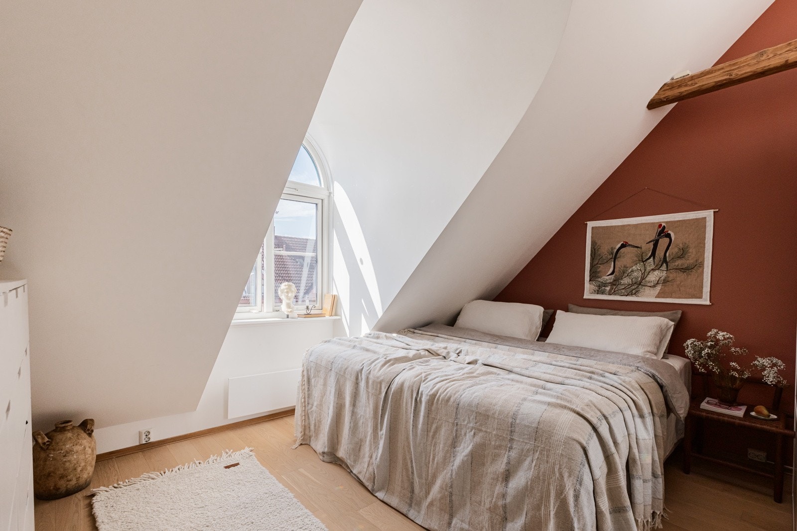 Hovedsoverommet har god plass til bred dobbeltseng, oppbevaring og det en måtte ønske. Galleribilde