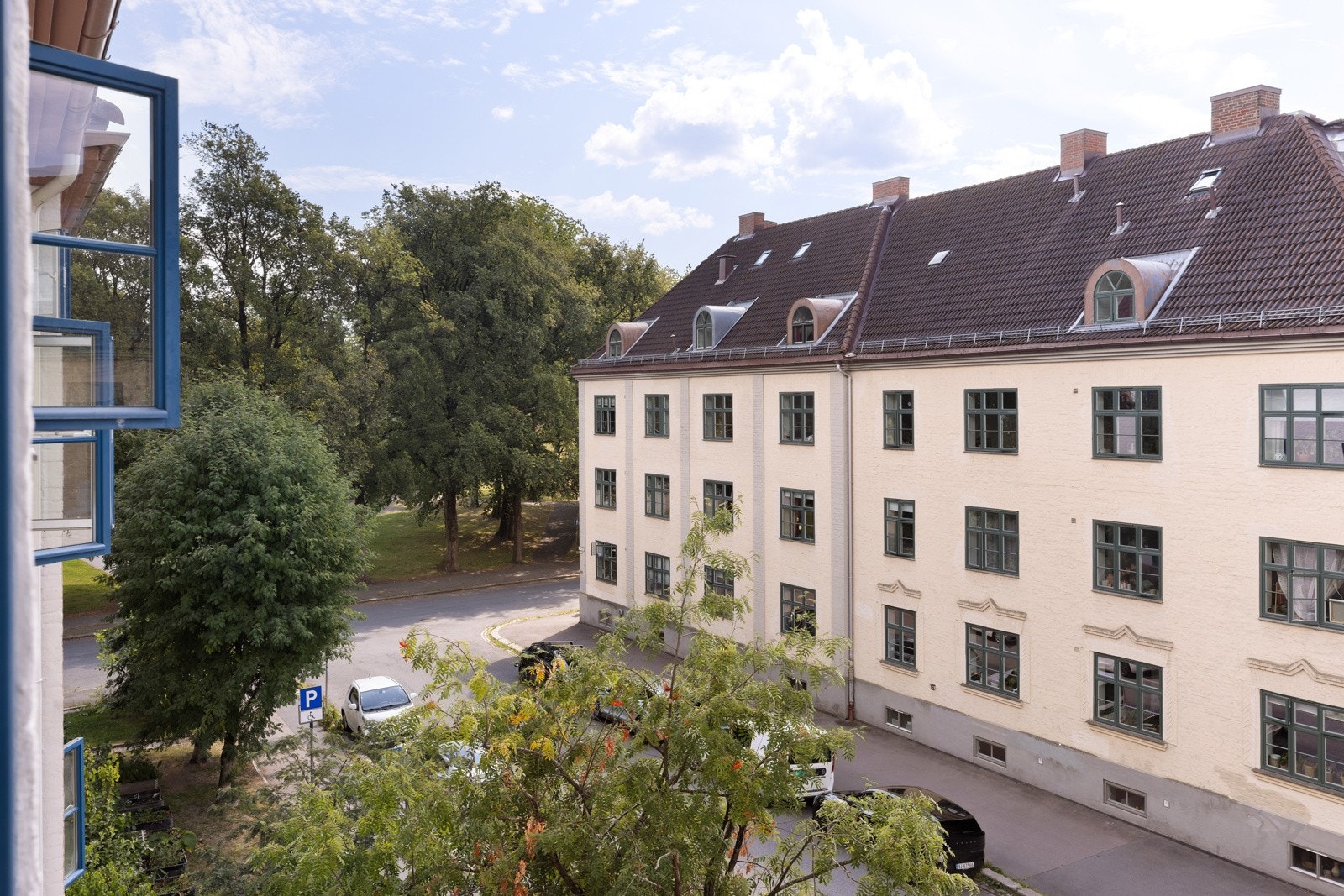Nydelig utsikt mot Torshovparken fra stuen. Galleribilde