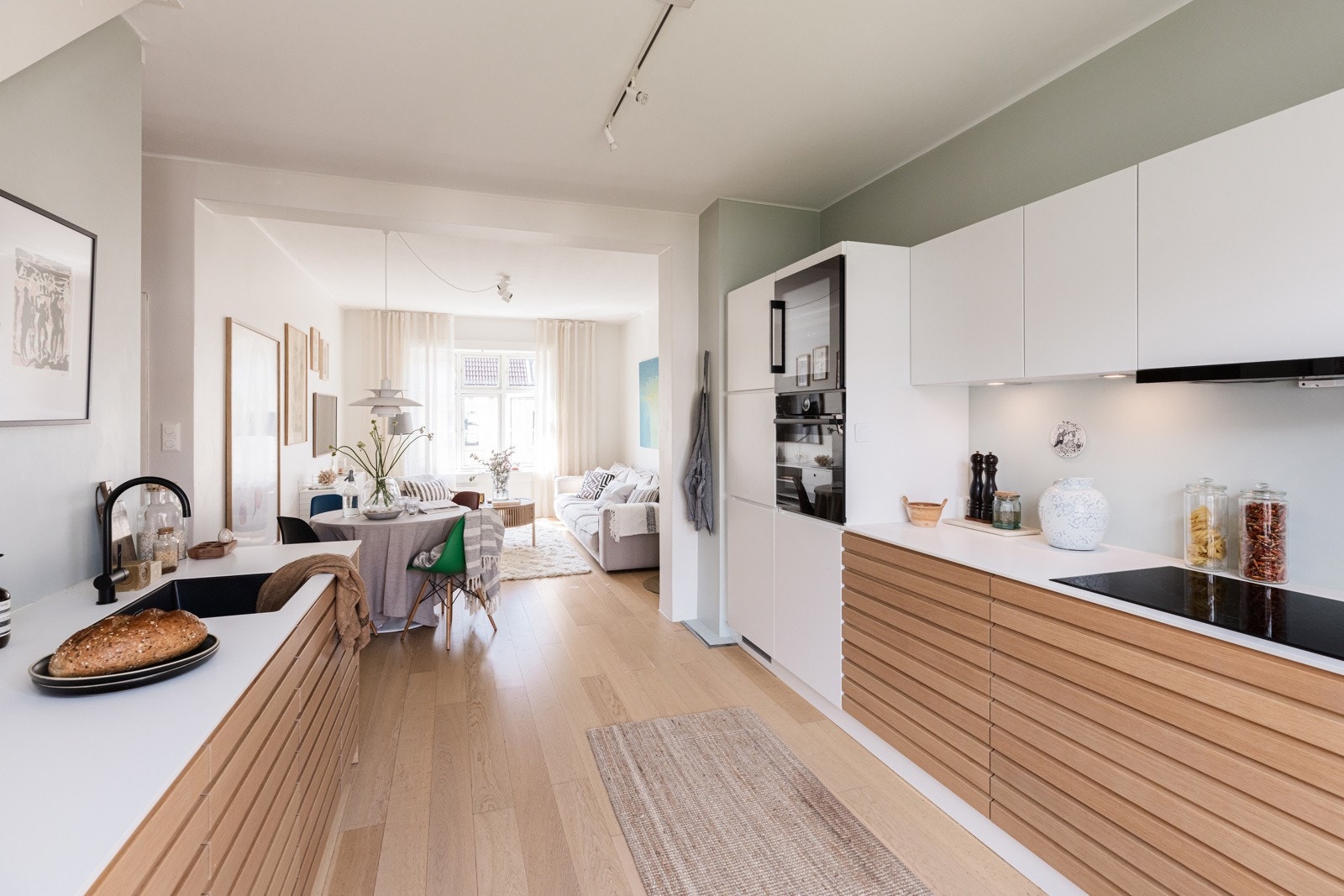 Leiligheten har en perfekt planløsning over to plan med hems- en sosial, åpen og luftig løsning. Galleribilde