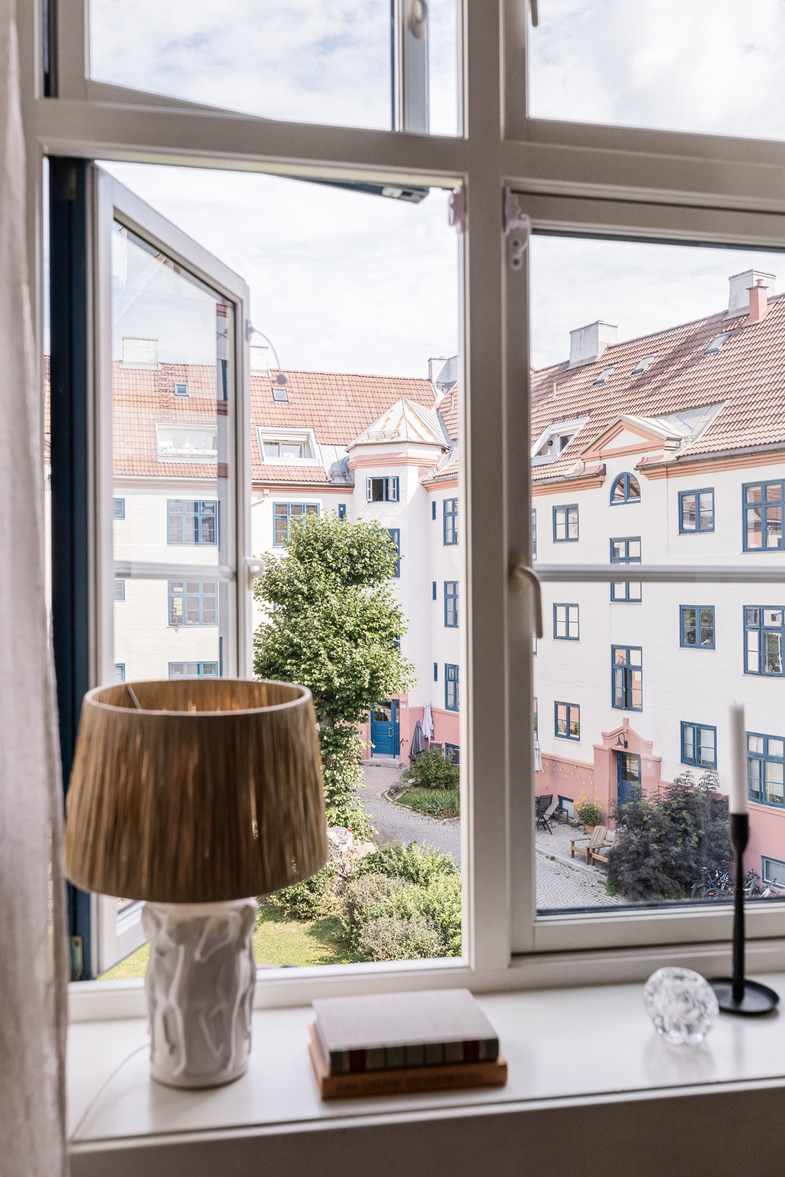 Soverommet vender inn mot rolig bakgård og oppleves som stille. Galleribilde