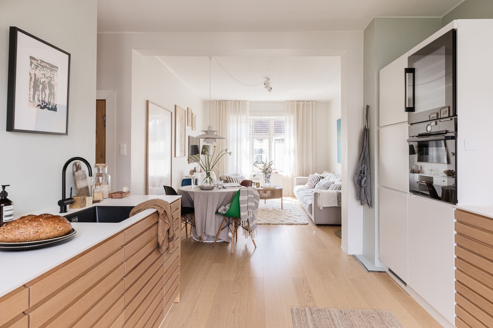 Kjøkkenet gir godt med lagring og arbeidsplass. Galleribilde