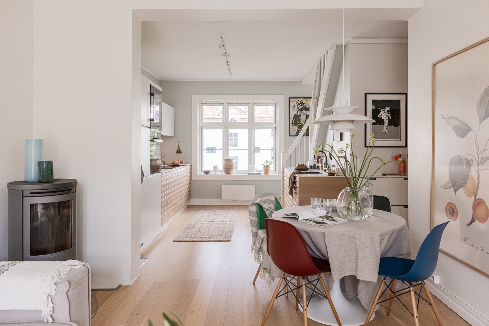 Spisestuen har en sosial plassering mot kjøkkenet. Galleribilde