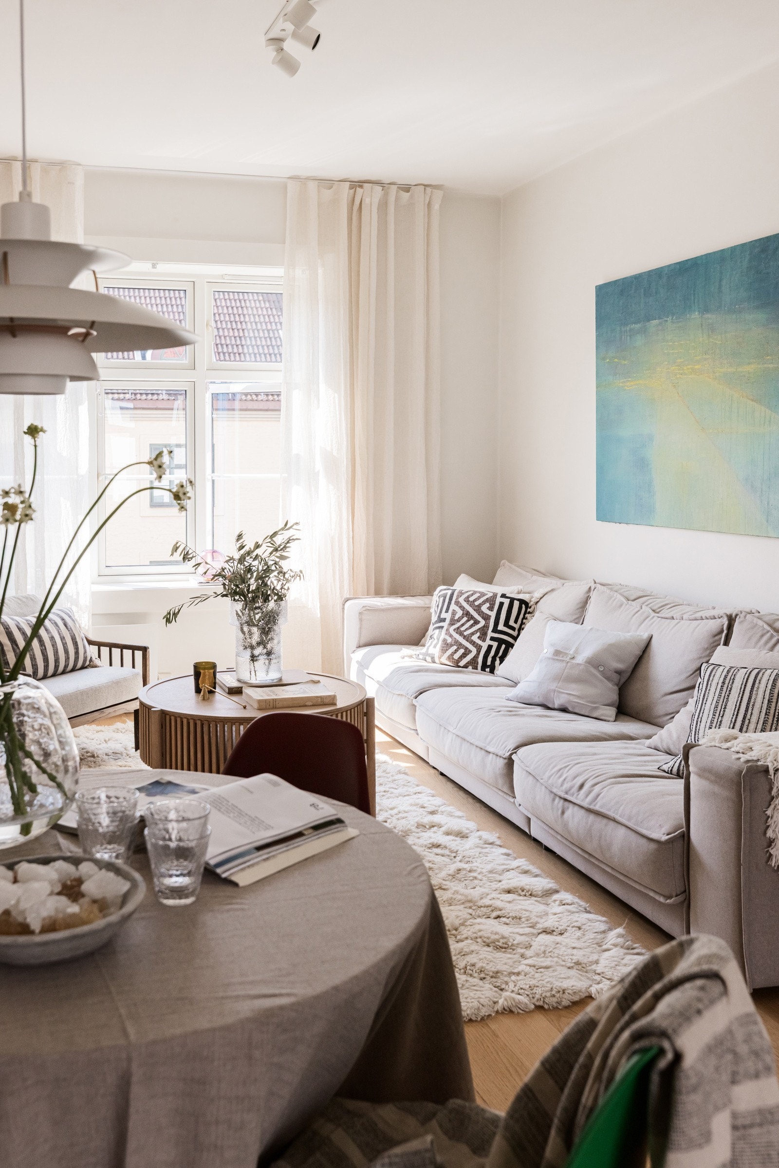 Innred med sofaseksjon, mediemøblement og det du måtte ønske. Galleribilde