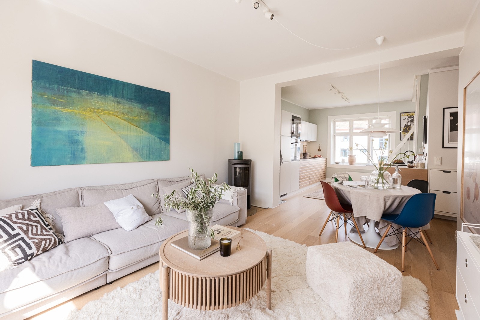 Leiligheten holder en flott standard og oppleves lys, luftig og svært innbydende. Galleribilde