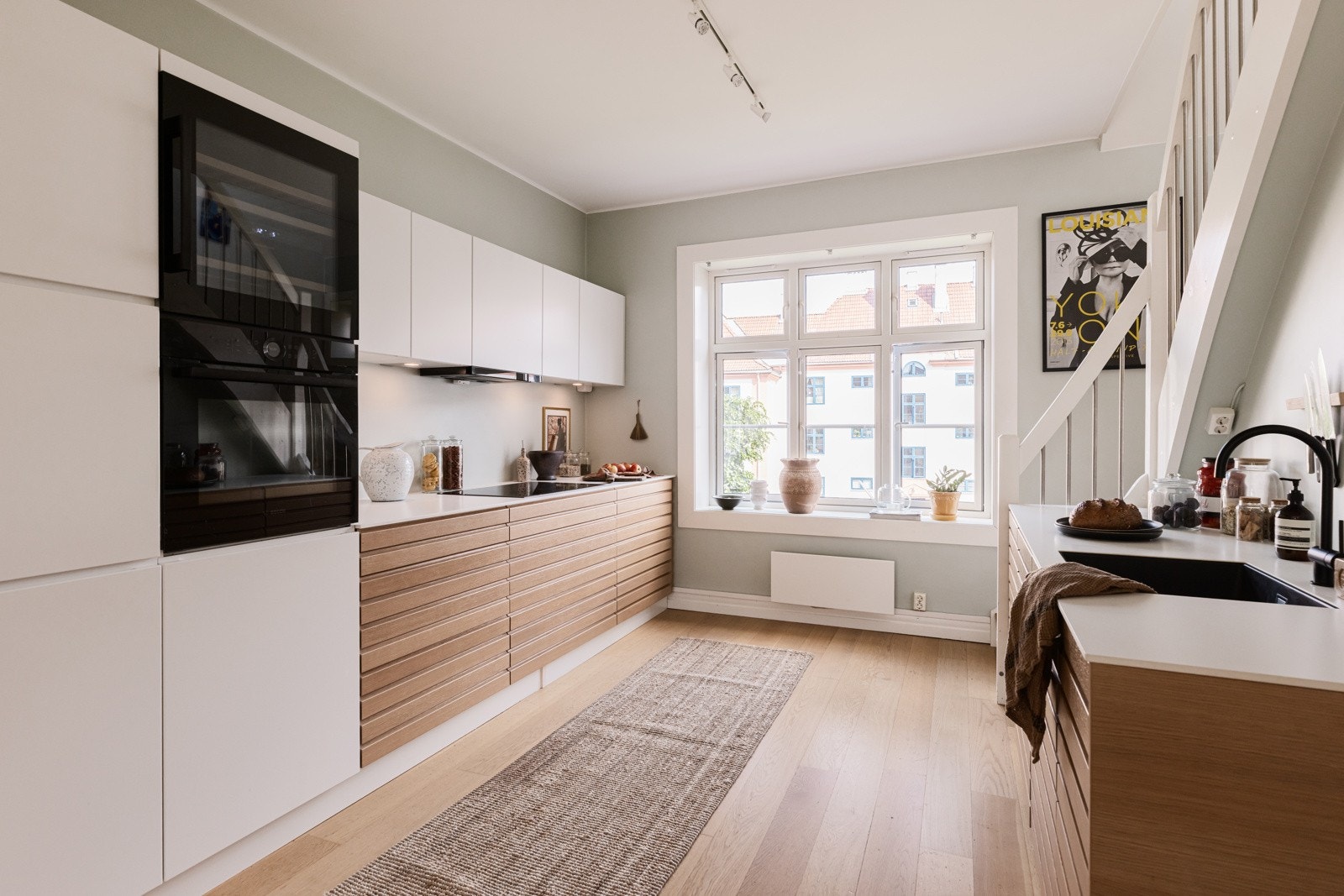 Kjøkkenet er utstyrt med et flott vinskap. Galleribilde