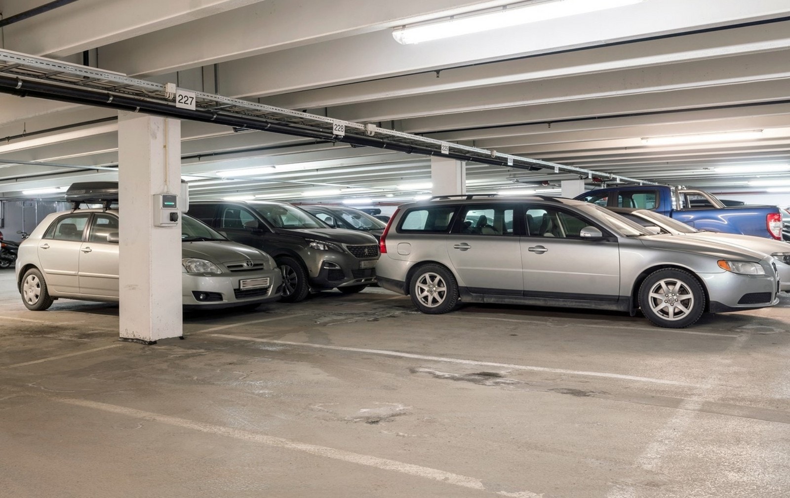 Parkeringsplass m/ elbillader følger leiligheten Galleribilde