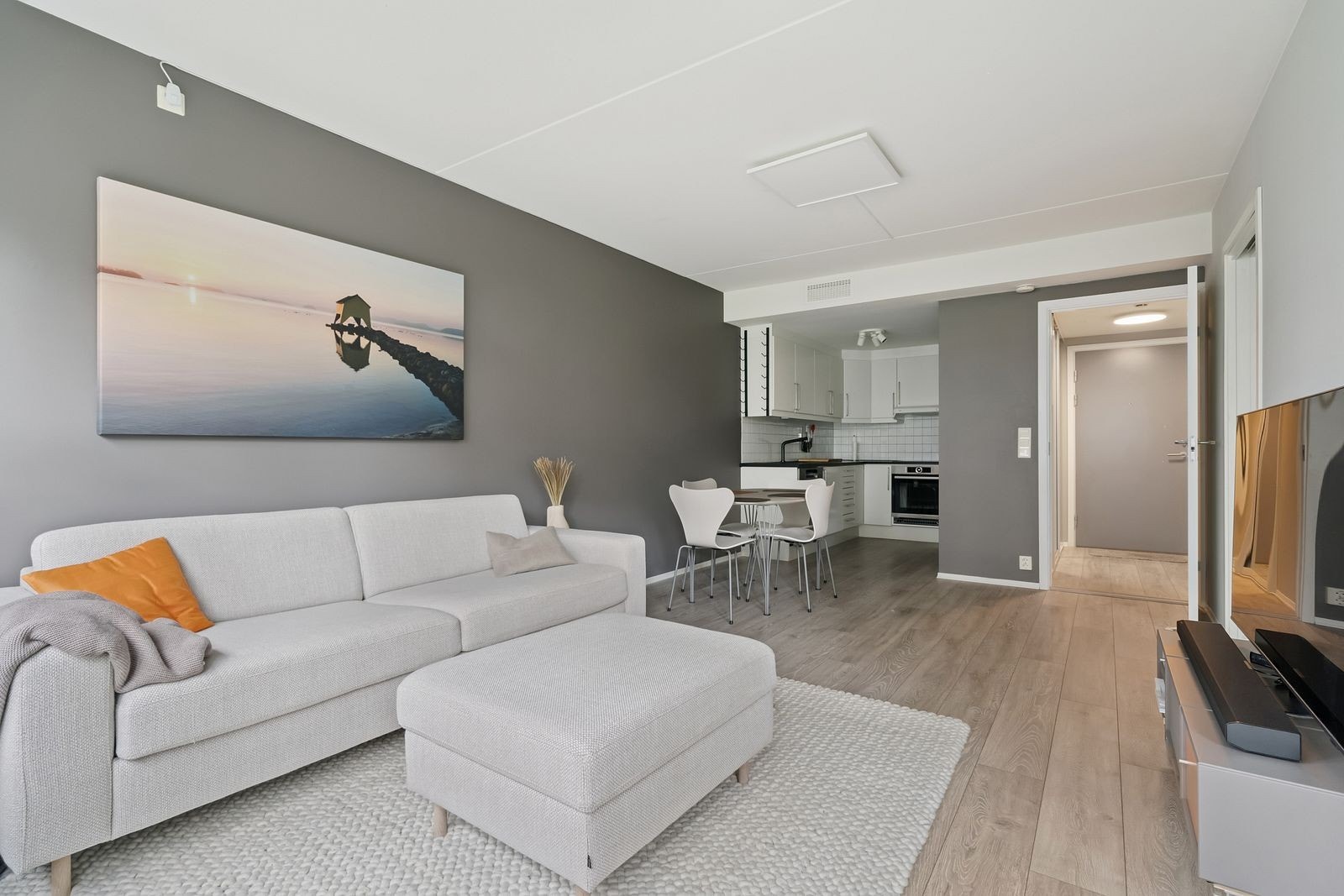 Kjøkkeninnredning med glatte fronter i stue/kjøkkenløsning Galleribilde