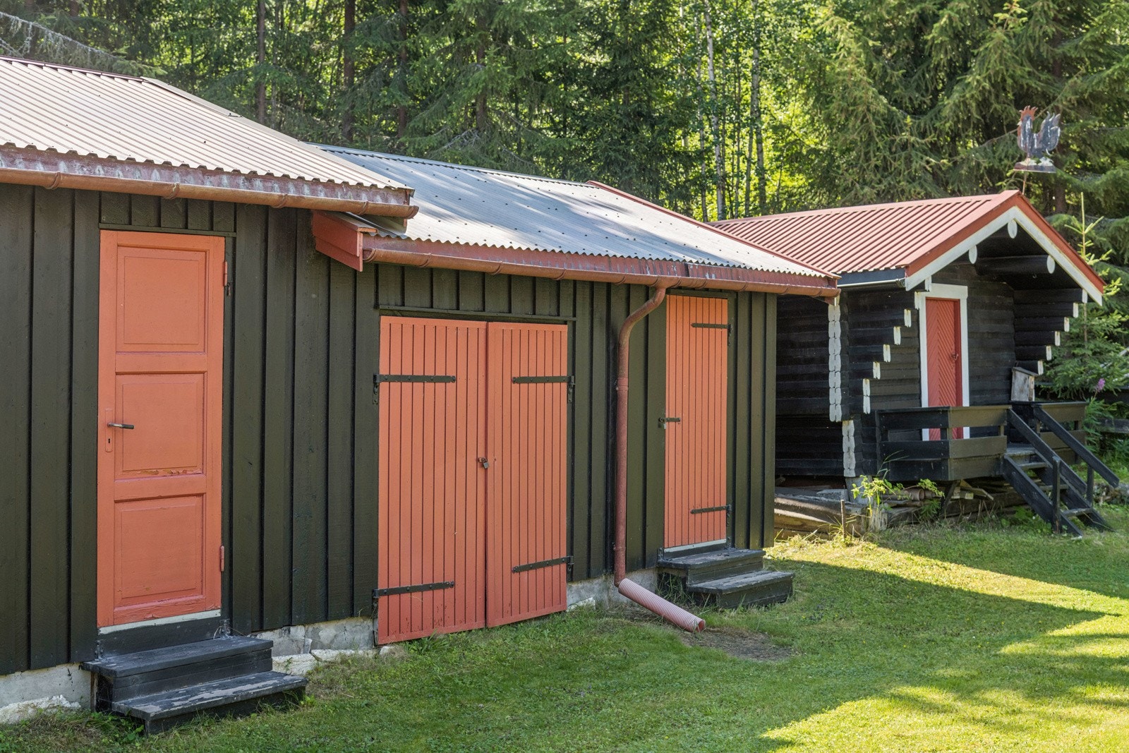 I hagen er det både uthus/garasje og et stabbur. Galleribilde