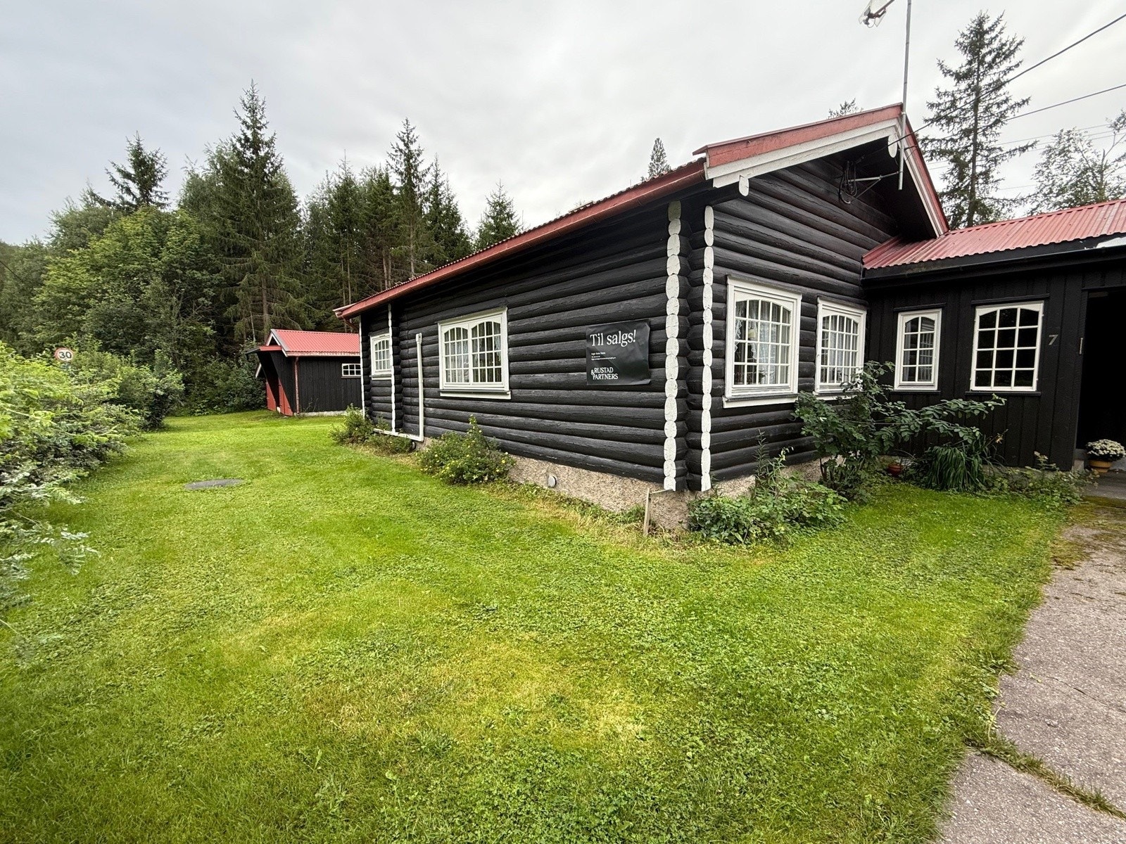 Tidligere badstue som er bygd om til bolig, opprinnelig del er i tømmer. Galleribilde