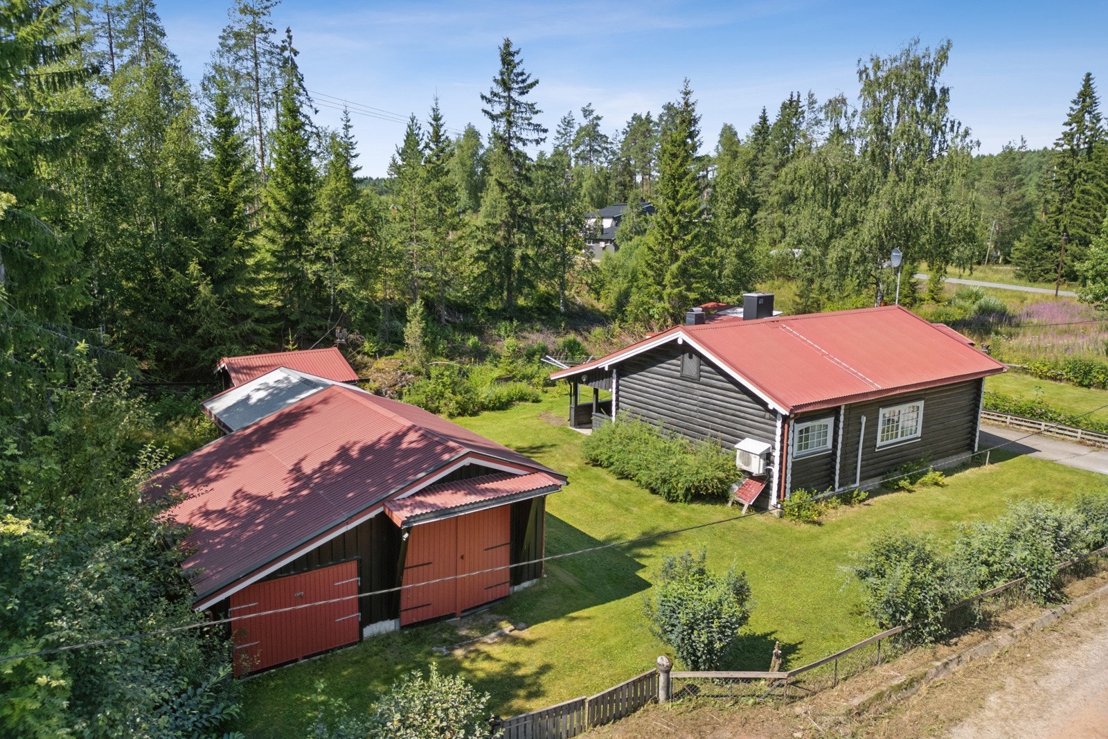 Uthus/garasje med vedskåle og bod. Galleribilde
