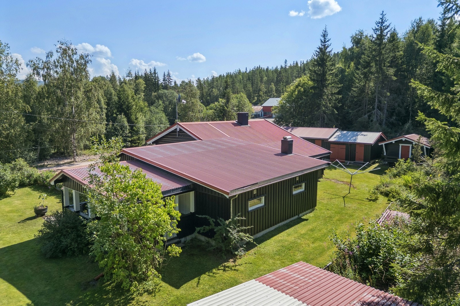 Eiendommen ligger skjermet og solrikt til med en yggelig hage. Galleribilde