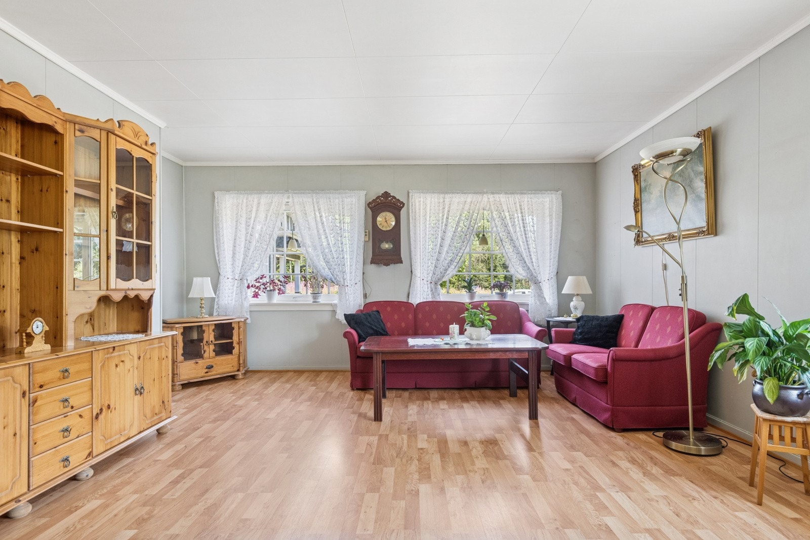 Stor stue med plass til både sofagruppe og spisestue. Galleribilde