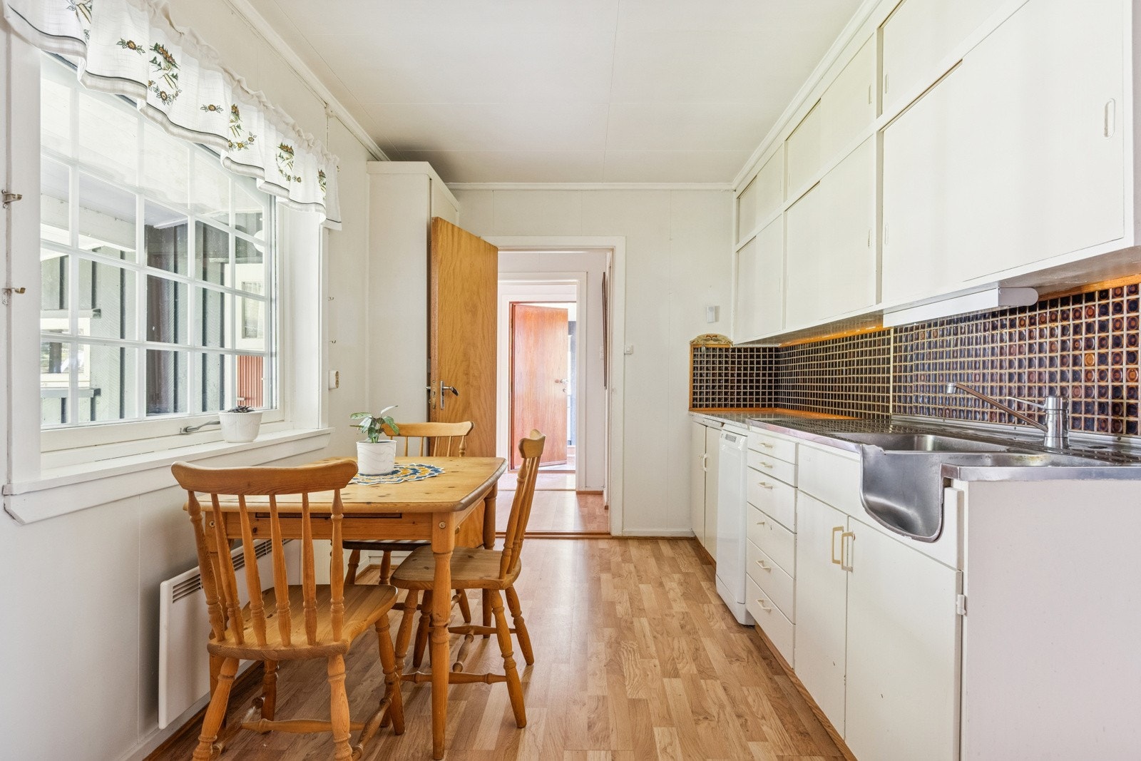 Eldre kjøkken som har behov for modernisering. Galleribilde