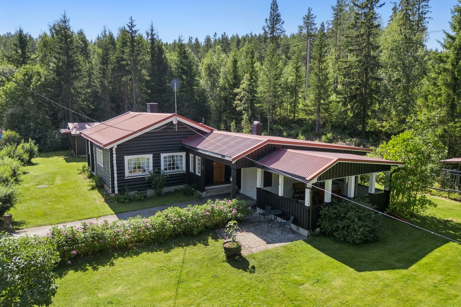 Her har du stor overbygd terrasse ved siden av garasje ved innkjøring - til både terrasse og garasje kan du gå tørrskodd. Galleribilde