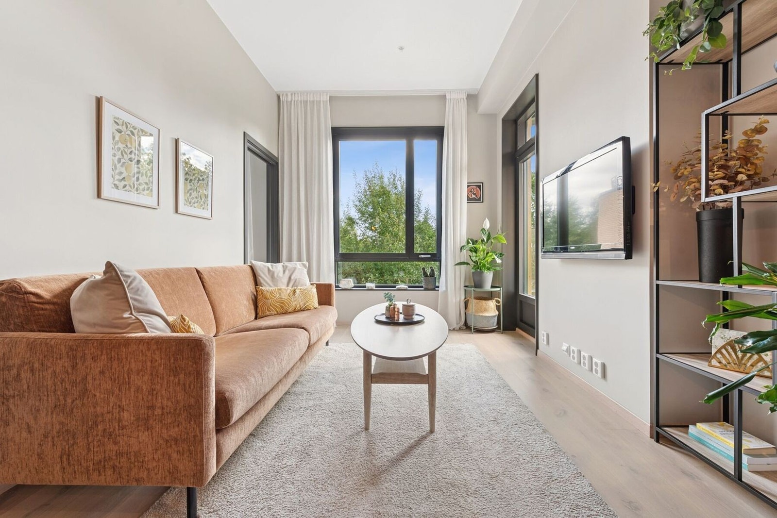 Rommet har en gjennomgående, moderne stil med lyse gulv, nøytrale vegger og stilrene detaljer som enkelt lar seg kombinere med ulik innredning. Galleribilde