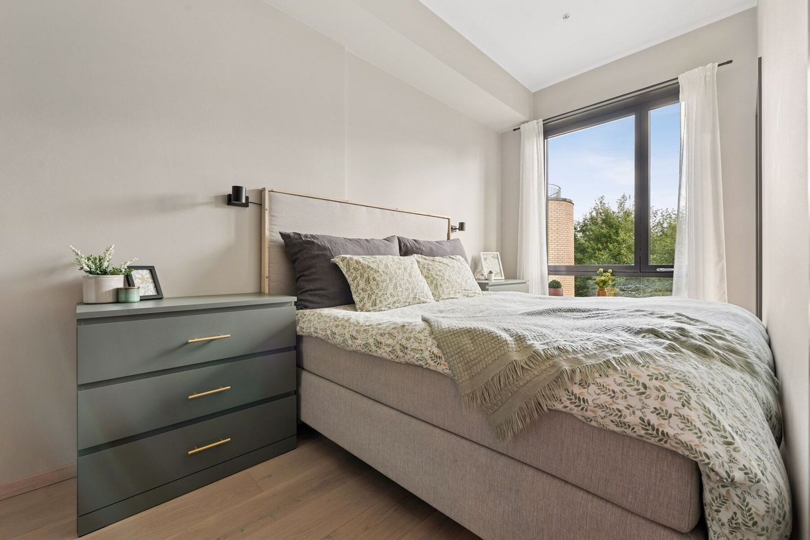 De store vindusflatene slipper inn rikelig med dagslys, og den nøytrale fargepaletten skaper en rolig atmosfære. Galleribilde