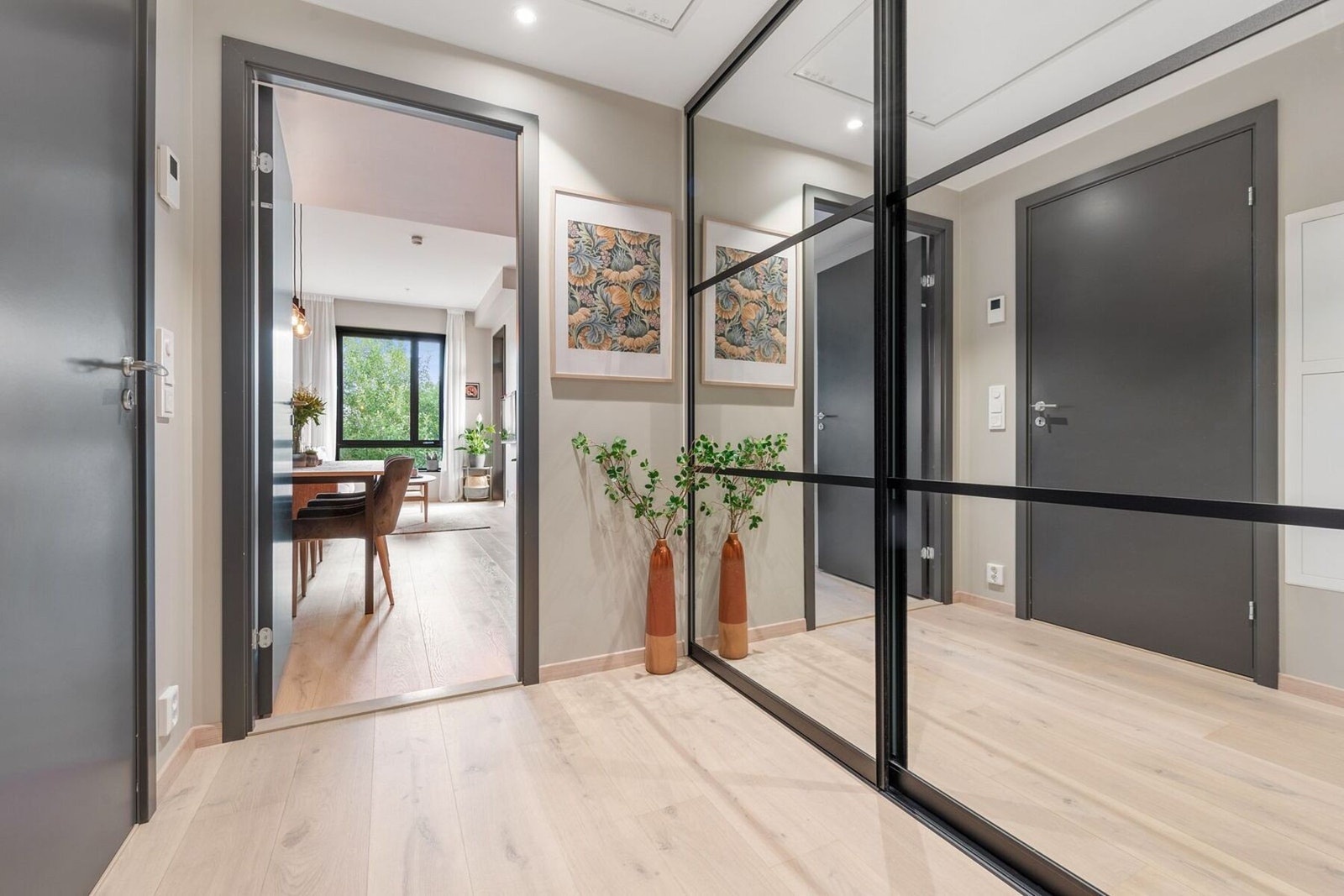 Leiligheten ønsker velkommen med en lys og innbydende entré. Galleribilde