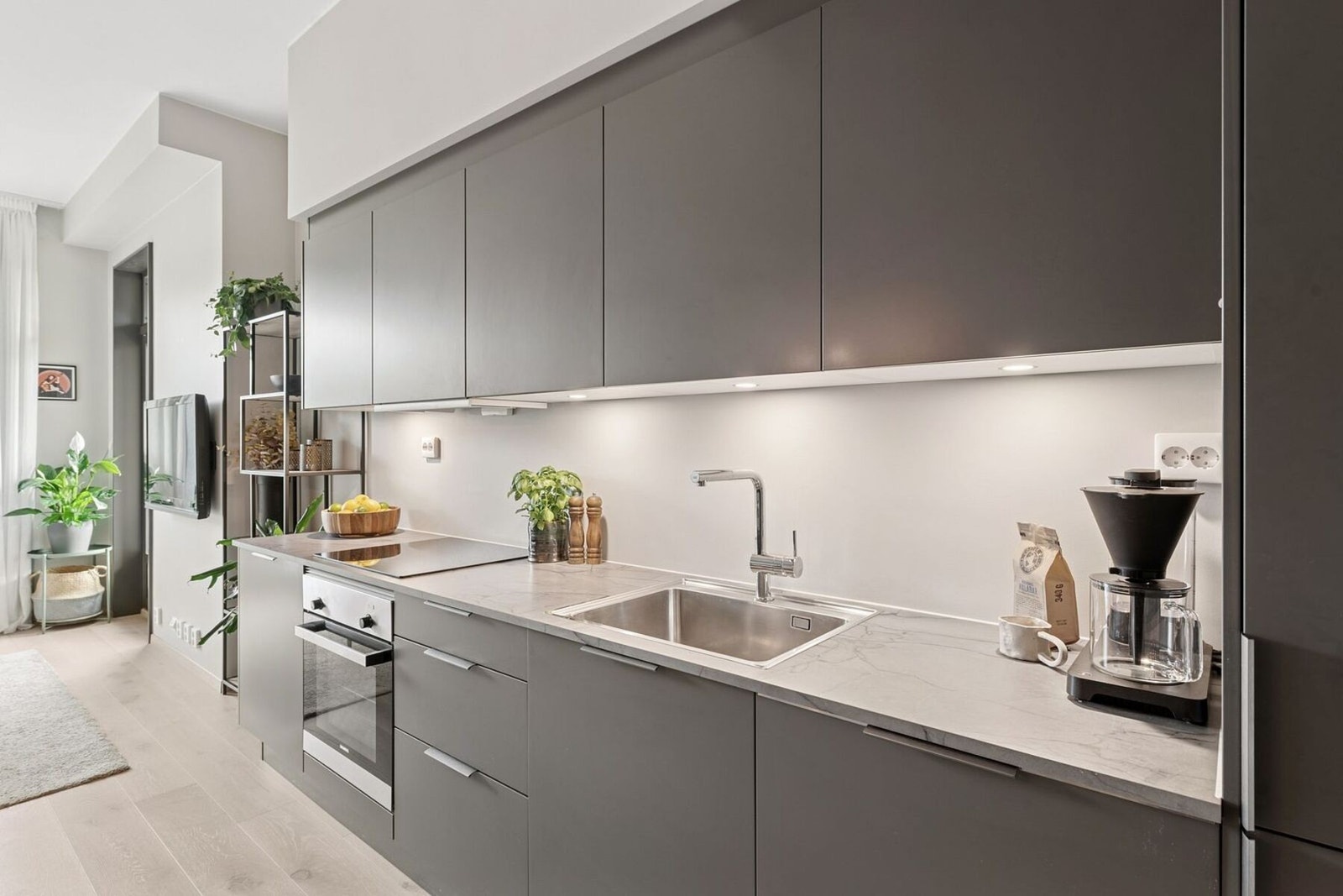 Slitesterke laminerte overflater, nedfelt oppvaskkum og belysning bidrar til gode og funksjonelle arbeidsforhold. Galleribilde