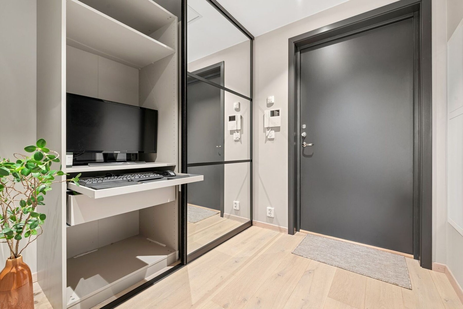 En stor skyvedørsgarderobe med speilfronter gir rikelig oppbevaringsplass samtidig som rommet føles luftig og romslig. Galleribilde