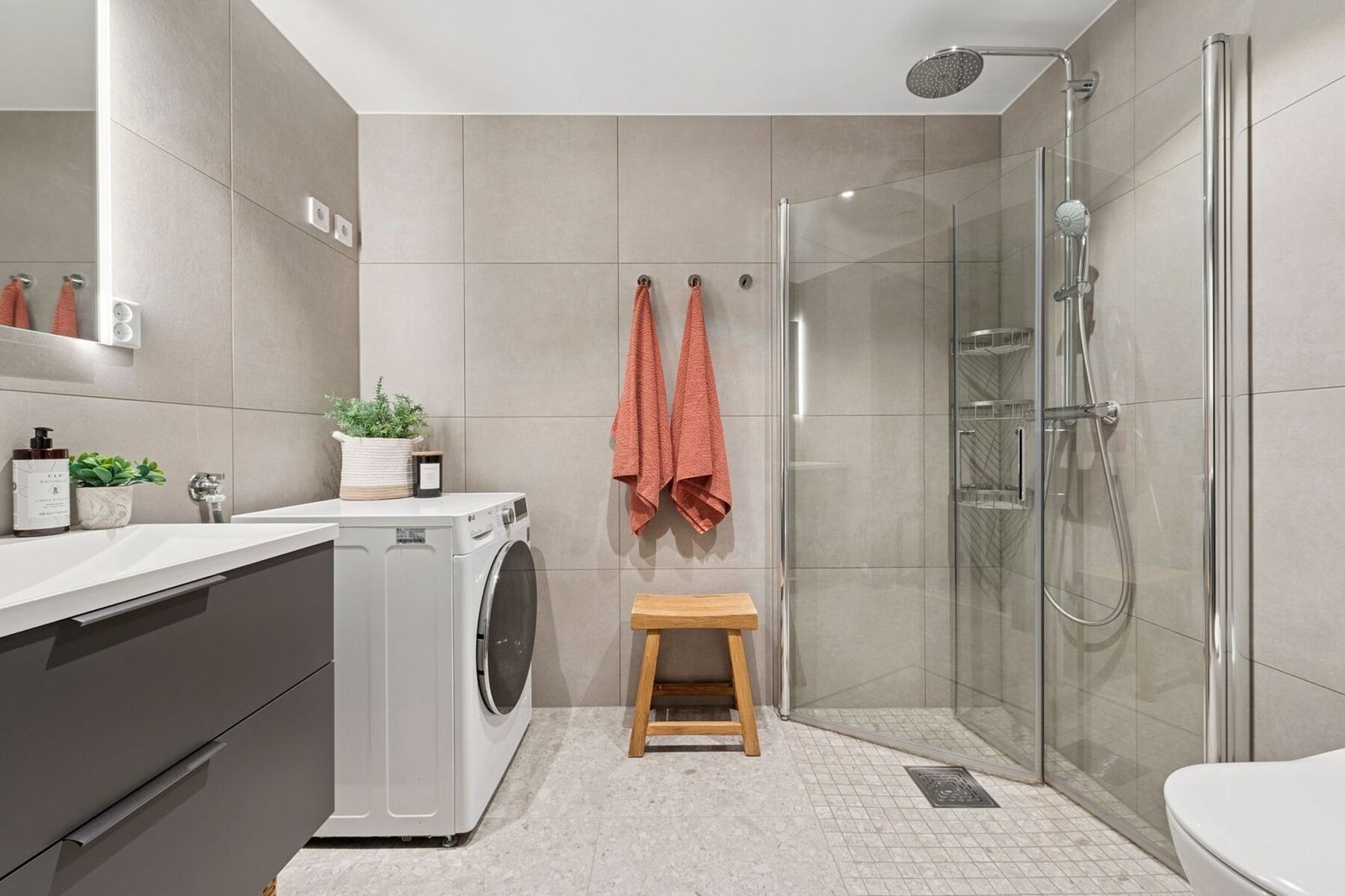 Smakfullt, helfliset baderom med gulvvarme for ekstra komfort. Galleribilde