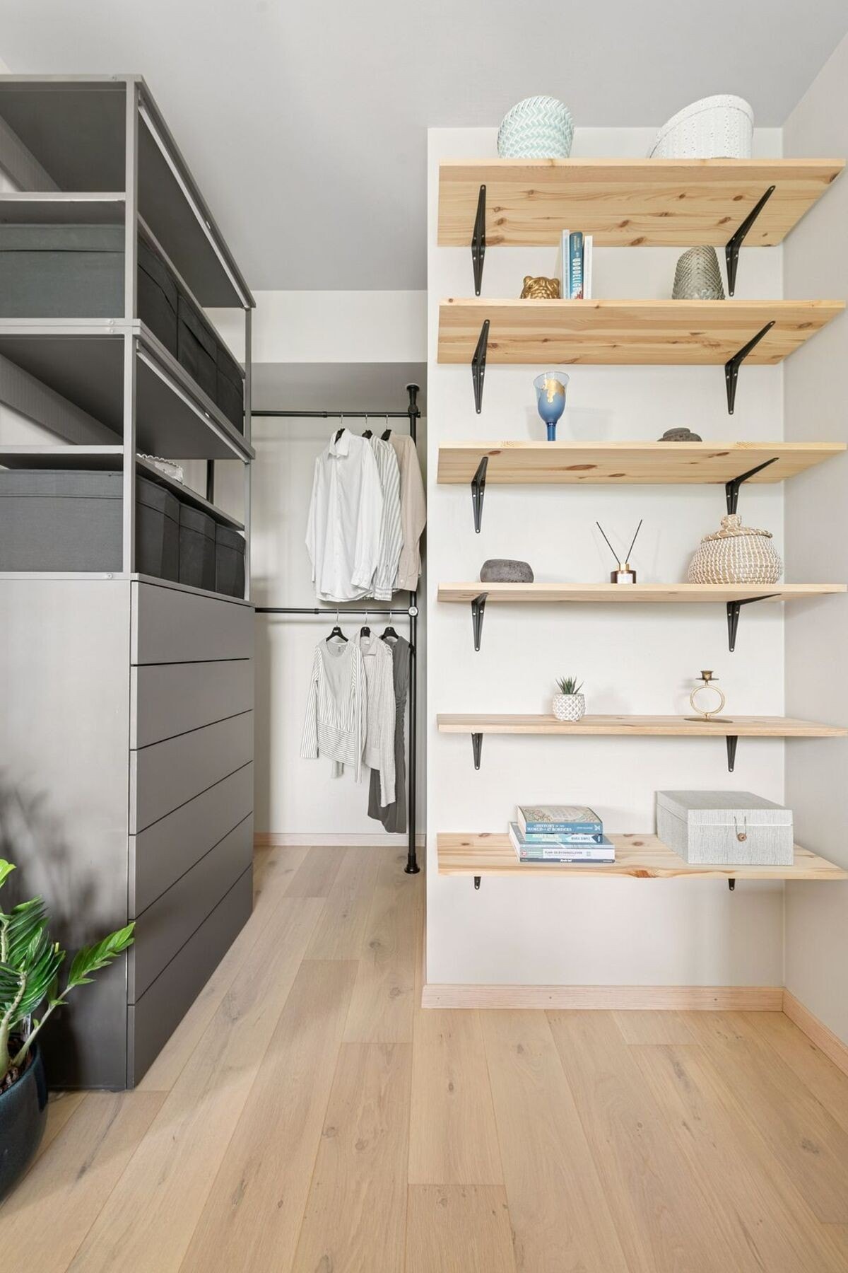 Her har du godt med både hyller og heng, som gir god oversikt og oppbevaringsplass. Galleribilde