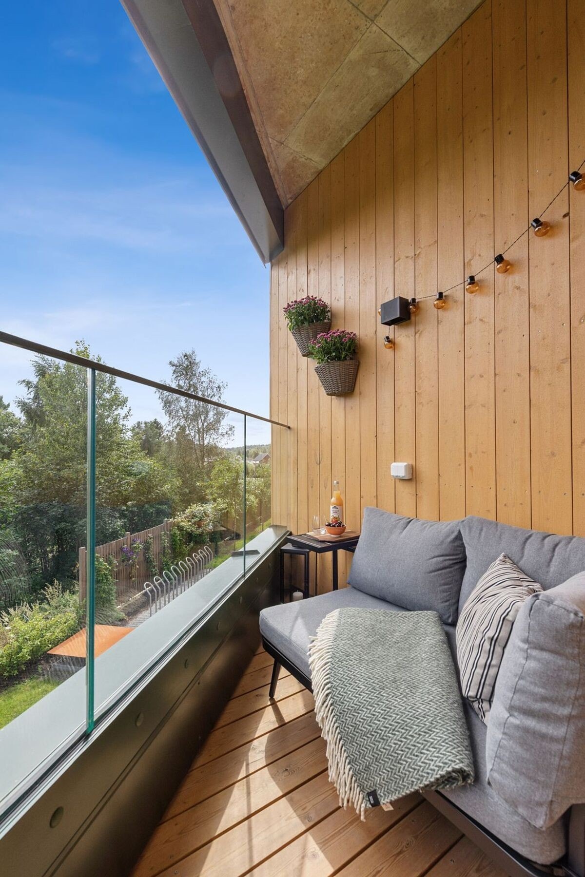 Leilighetens balkong er godt skjermet fra nærmeste naboer og har hyggelig sikt mot grøntområder. Galleribilde