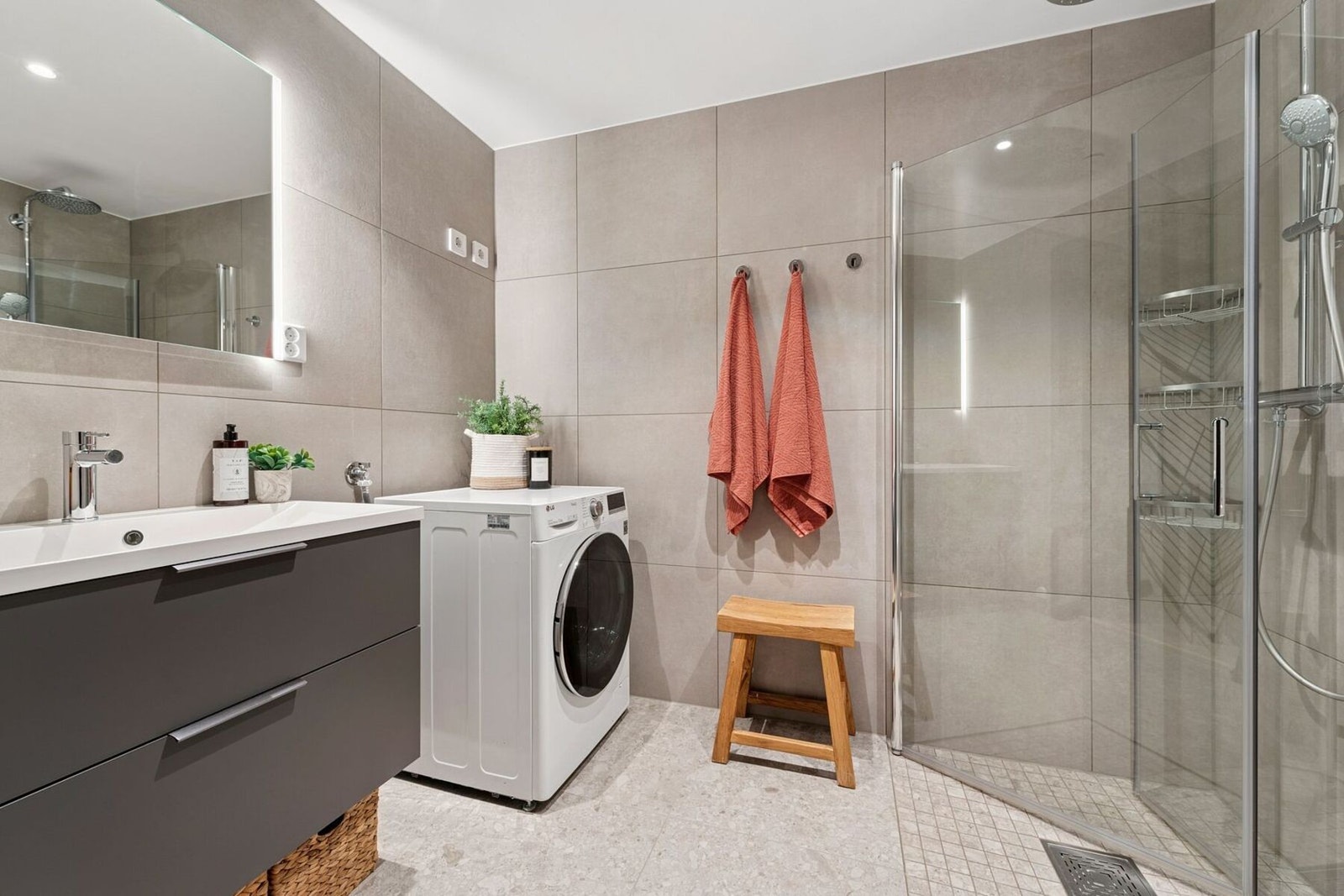 Badet er innredet med servant med underskap og speil, dusjhjørne med regnfallsdusj og glassdører i herdet glass, samt vegghengt toalett. Galleribilde