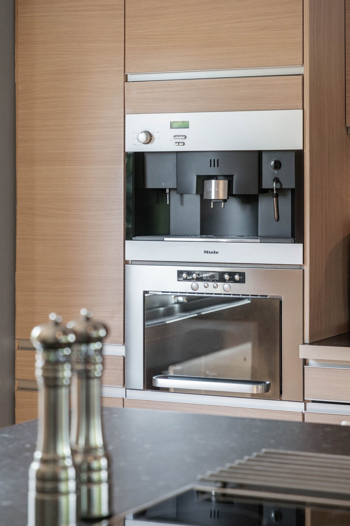 Videre er kjøkkenet utstyrt med integrert kaffemaskin og stekeovn fra Miele, oppvaskmaskin fra Bosch (byttet i 2018), to frittstående kjøleskap fra Bosch, mikrobølgeovn fra Whirlpool og armatur fra Damixa. Galleribilde