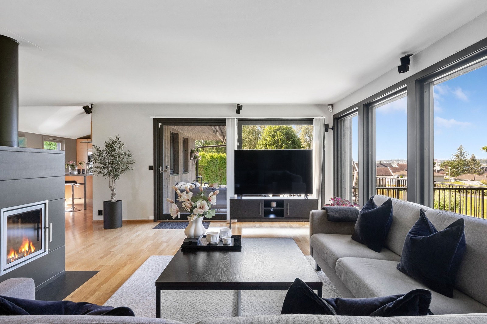 Møbleringsfriheten er utmerket, og fra allrommet er det utgang til en herlig terrasse på ca. 69 kvm - en flott romforlengelse i sommerhalvåret. Galleribilde