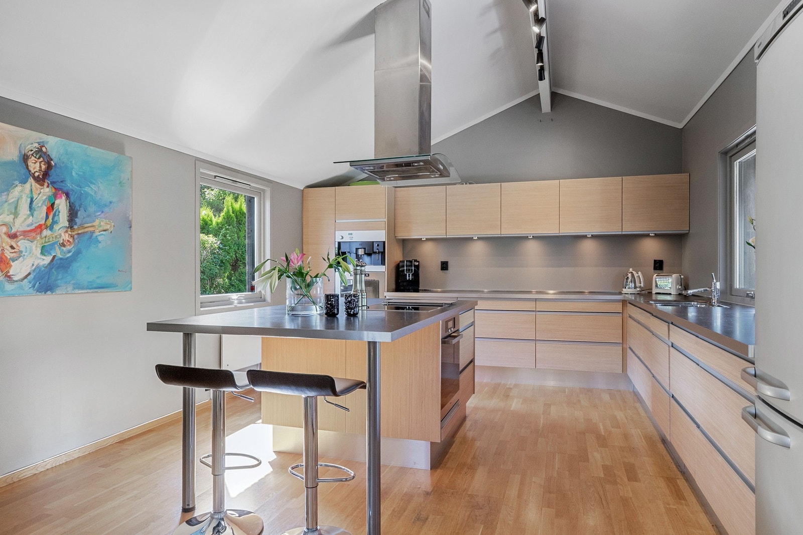 Kjøkkenøya er utstyrt med integrert koketopp fra Miele, med effektiv ventilator og belysning over. Galleribilde