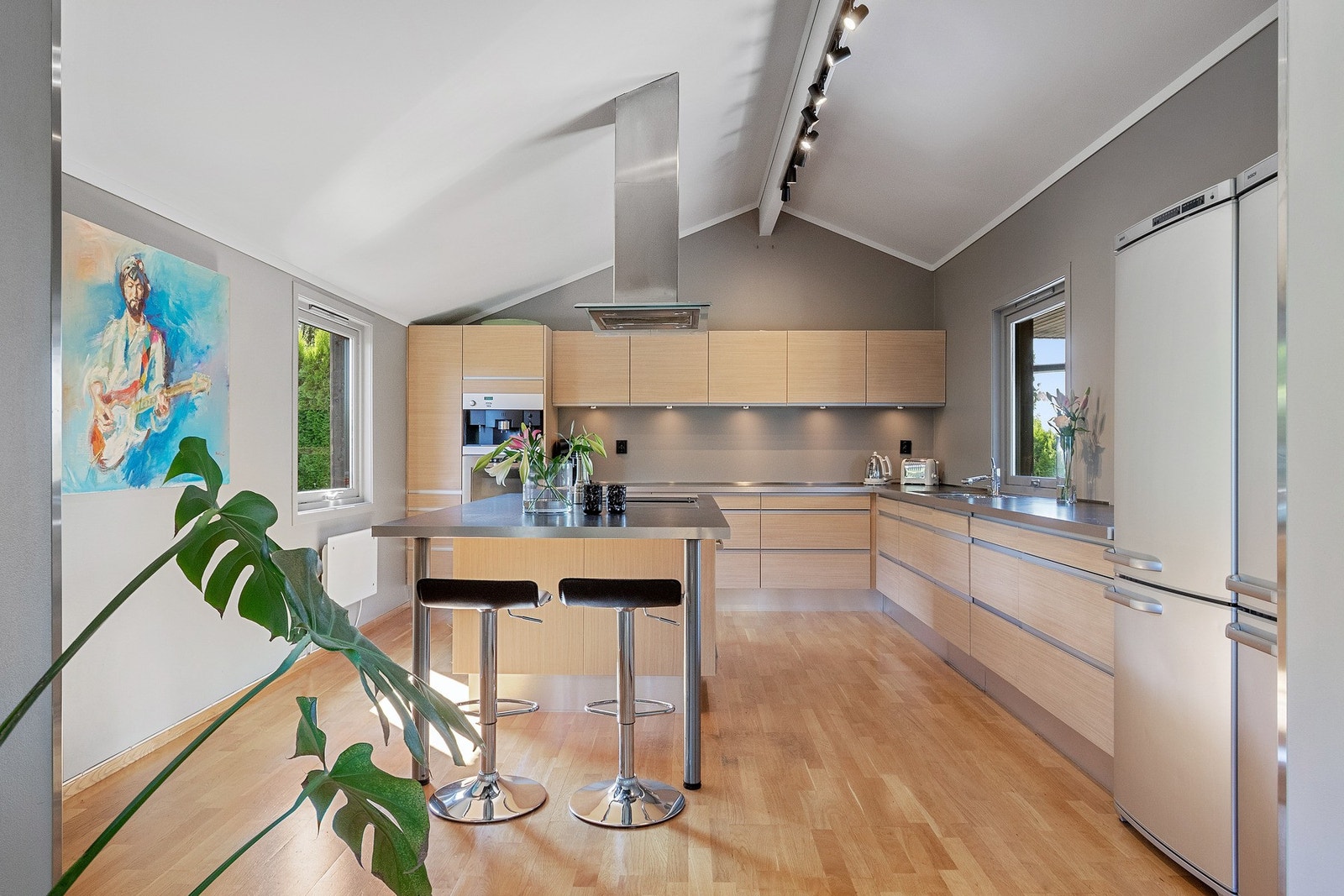 Innredningen fra 2005 har glatte, finerte fronter og benkeplate i rustfritt stål med formstøpt kum. Galleribilde