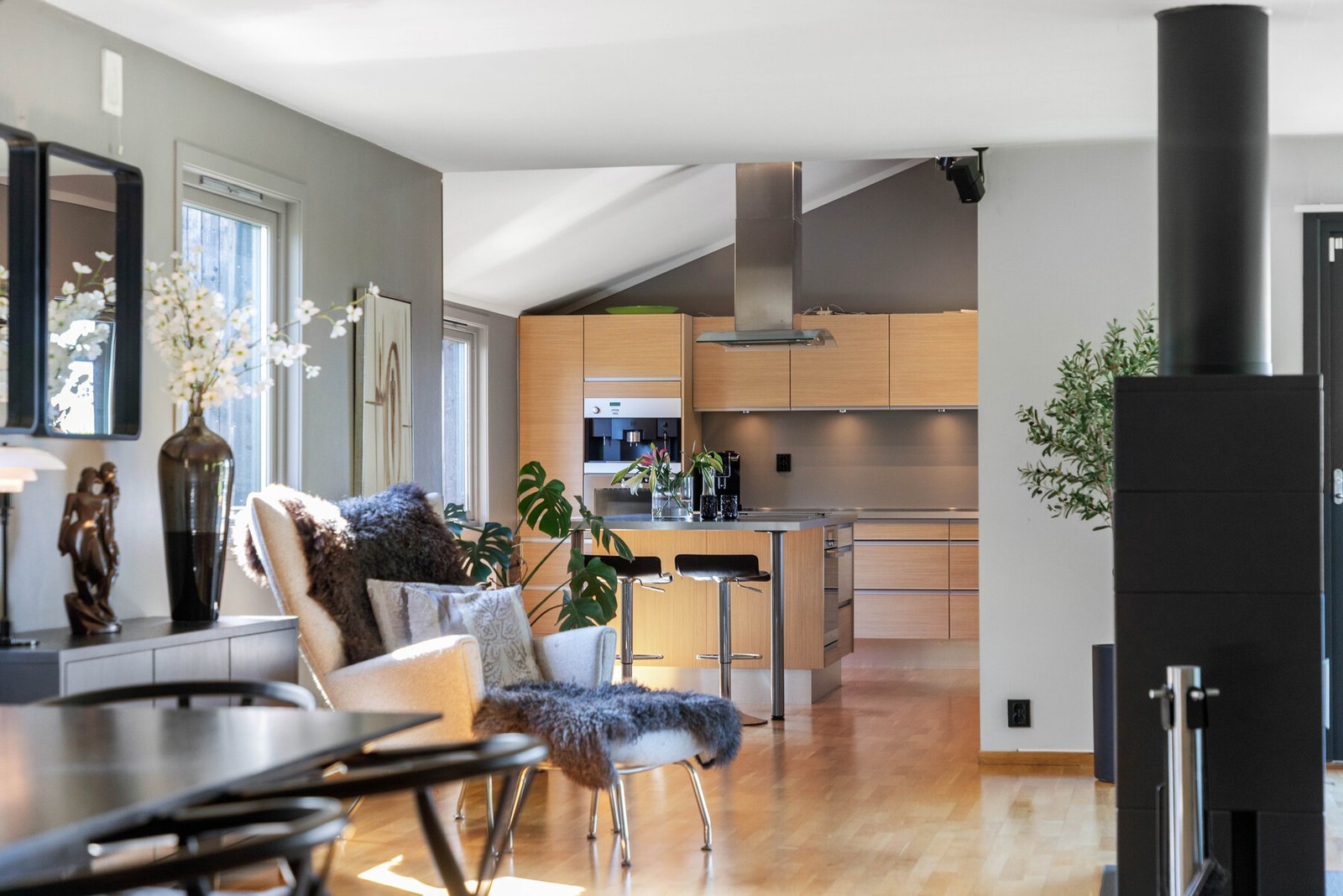 Kjøkkenet har et stilrent og moderne uttrykk med gode benkeflater, stor kjøkkenøy og rikelig oppbevaringsplass. Galleribilde