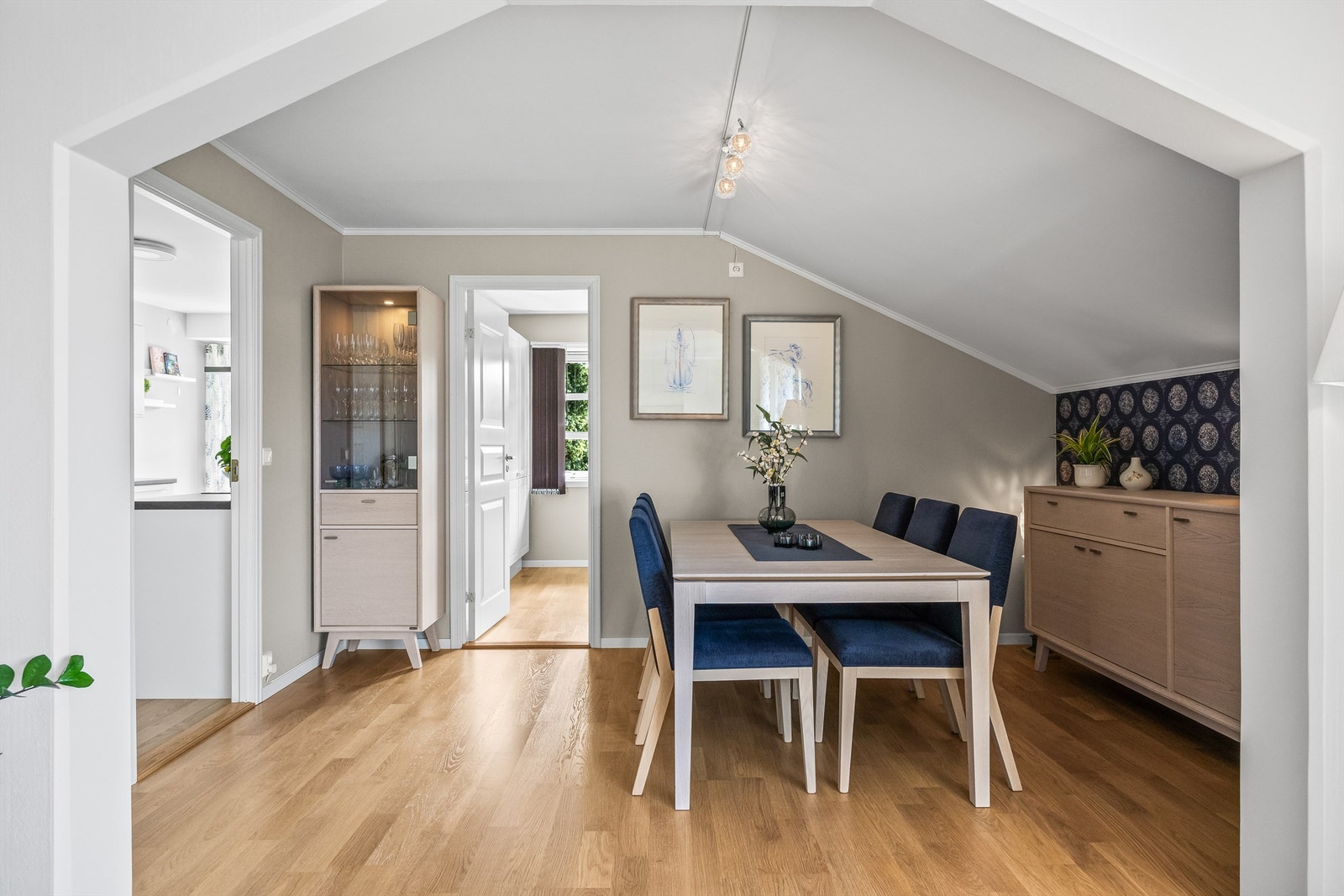 God plass til stort spisebord. Galleribilde