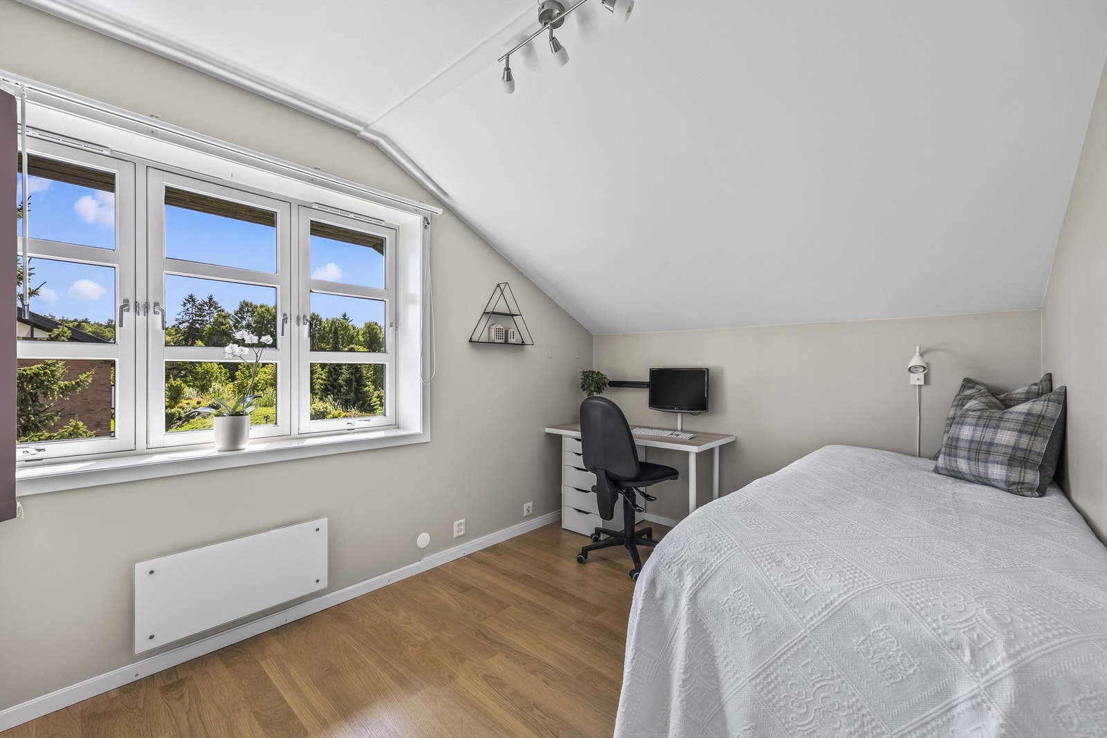 Boligens andre soverom er romslig med godt lysinslipp. Galleribilde