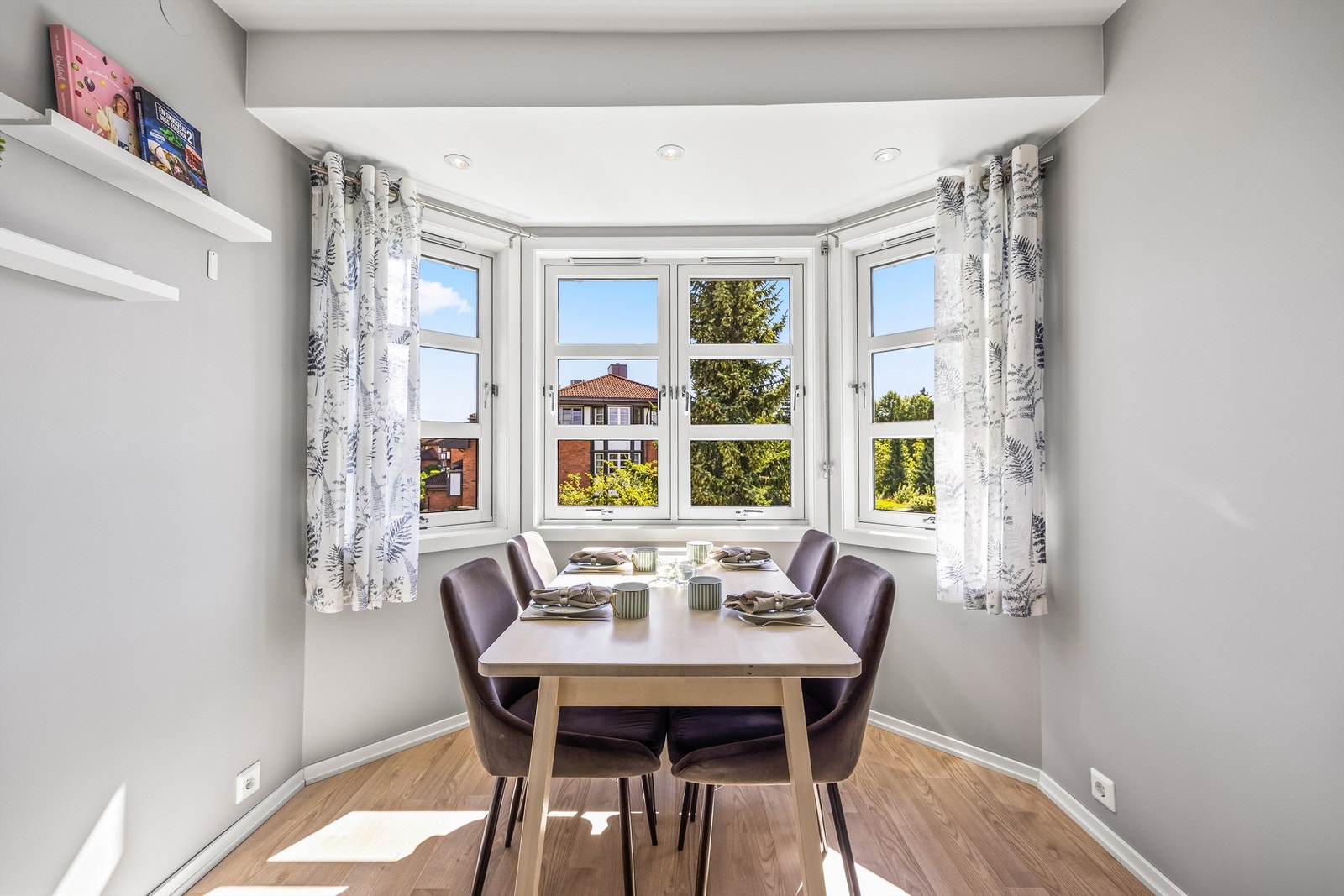 Spiseplass ved vindu med flott utsyn over nærområde. Galleribilde