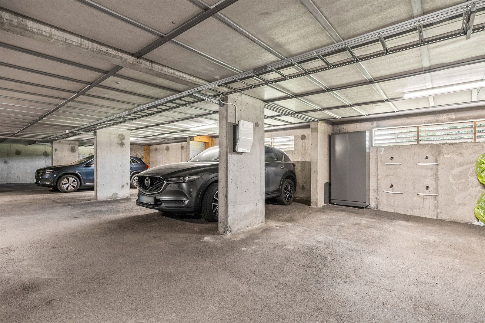 Leiligheten disponerer 1 garasjeplass i felles, lukket parkeringskjeller. Det er montert elbillader. Galleribilde
