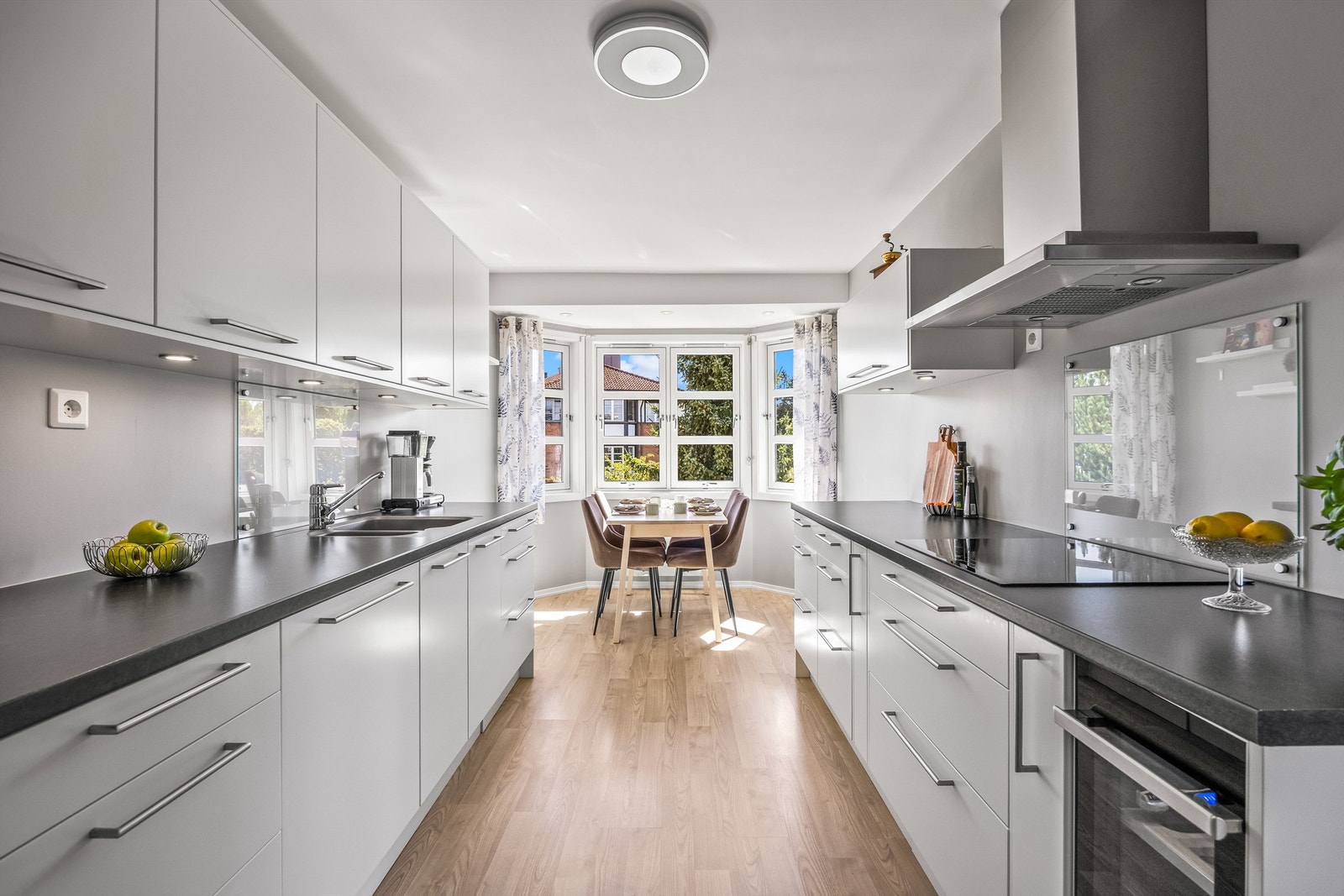 Her er det opplegg for komfyr og ventilator med avtrekk. Galleribilde