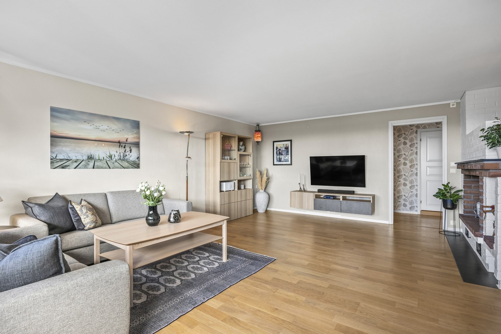 Stor og innholdsrik 3-roms selveierleilighet med god planløsning i 3. etasje(toppetasje). Galleribilde