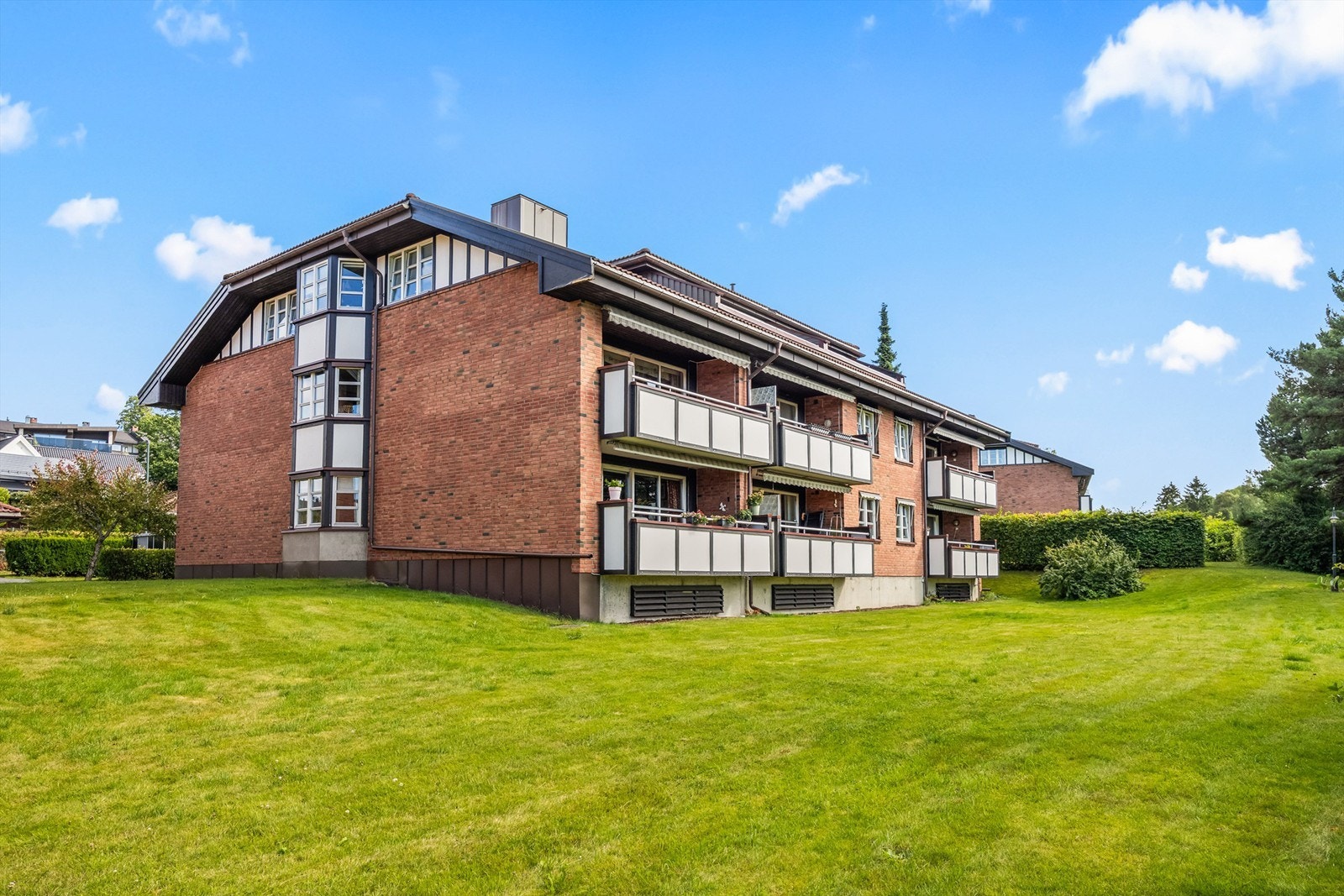 Her bor man i en stille og rolig gate, like ved skoler, butikker, T-bane og flotte turmuligheter i marka. Galleribilde