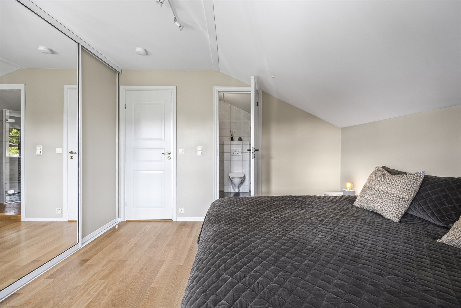 Boligens andre bad er i praktisk tilknytning til hovedsoverommet. Galleribilde