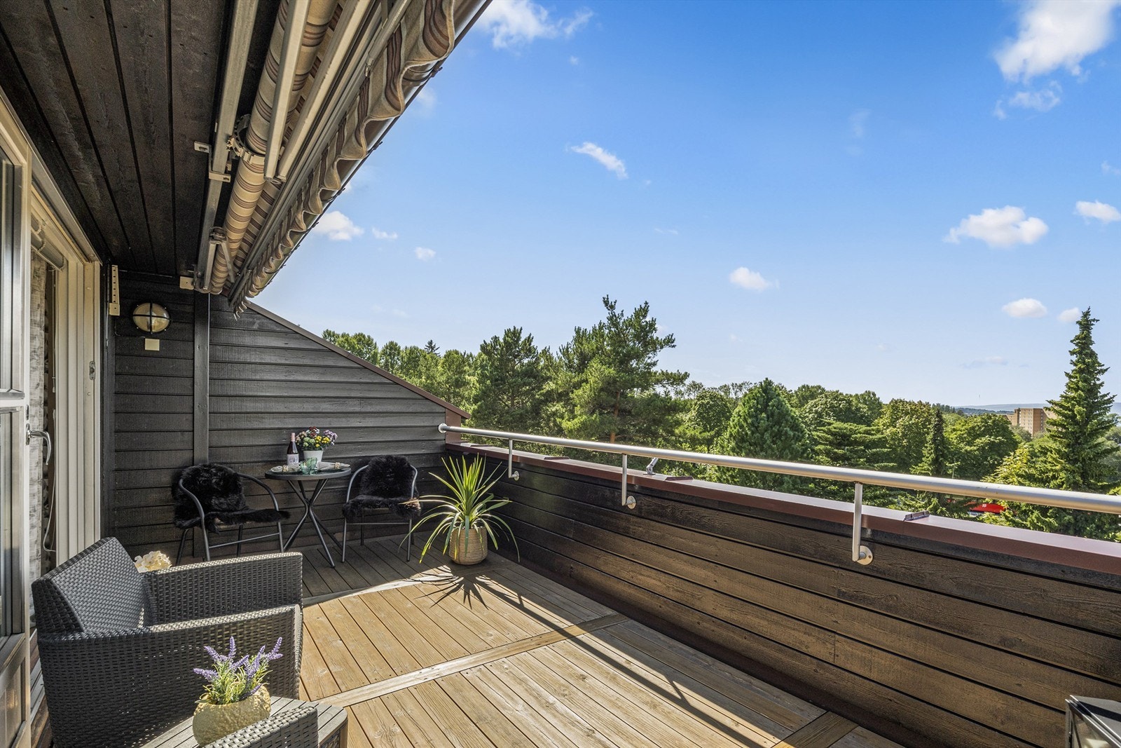 Balkongen er vestvendt med nydelig utsikt over Oslo - perfekt for å nyte morgenkaffen eller solnedgangen. Galleribilde