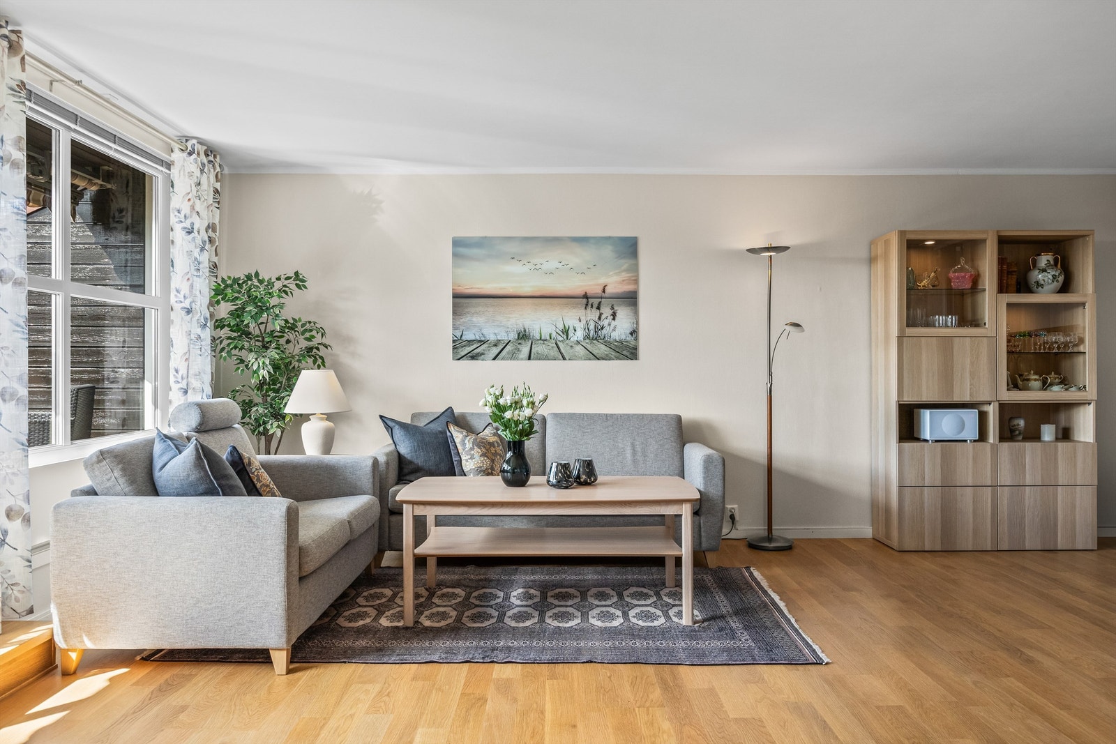 Her er det plass til både sofagruppe og spiseplass. Galleribilde