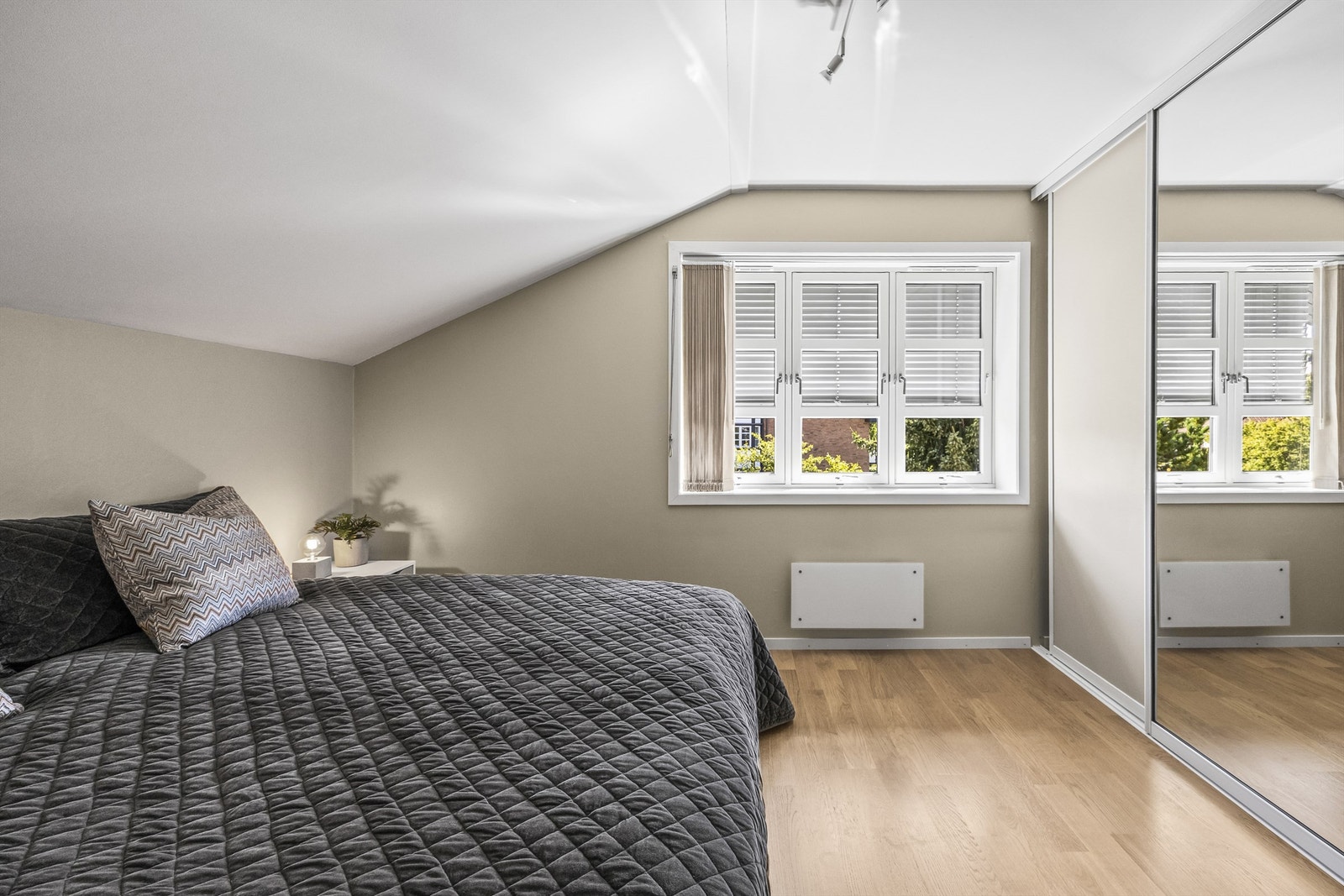 Hovedsoverommet er romslig og har vindu som gir godt lysinnslipp. Galleribilde