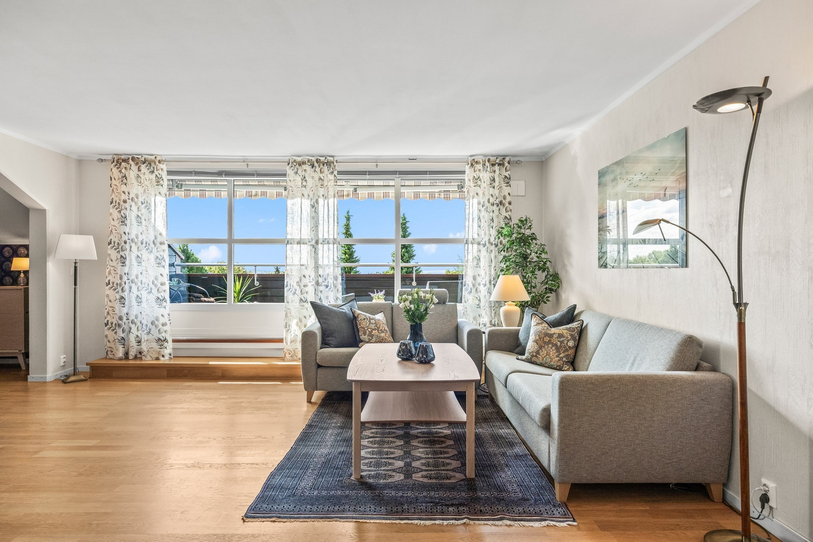 Store vindusflater som slipper inn rikelig med dagslys. Galleribilde