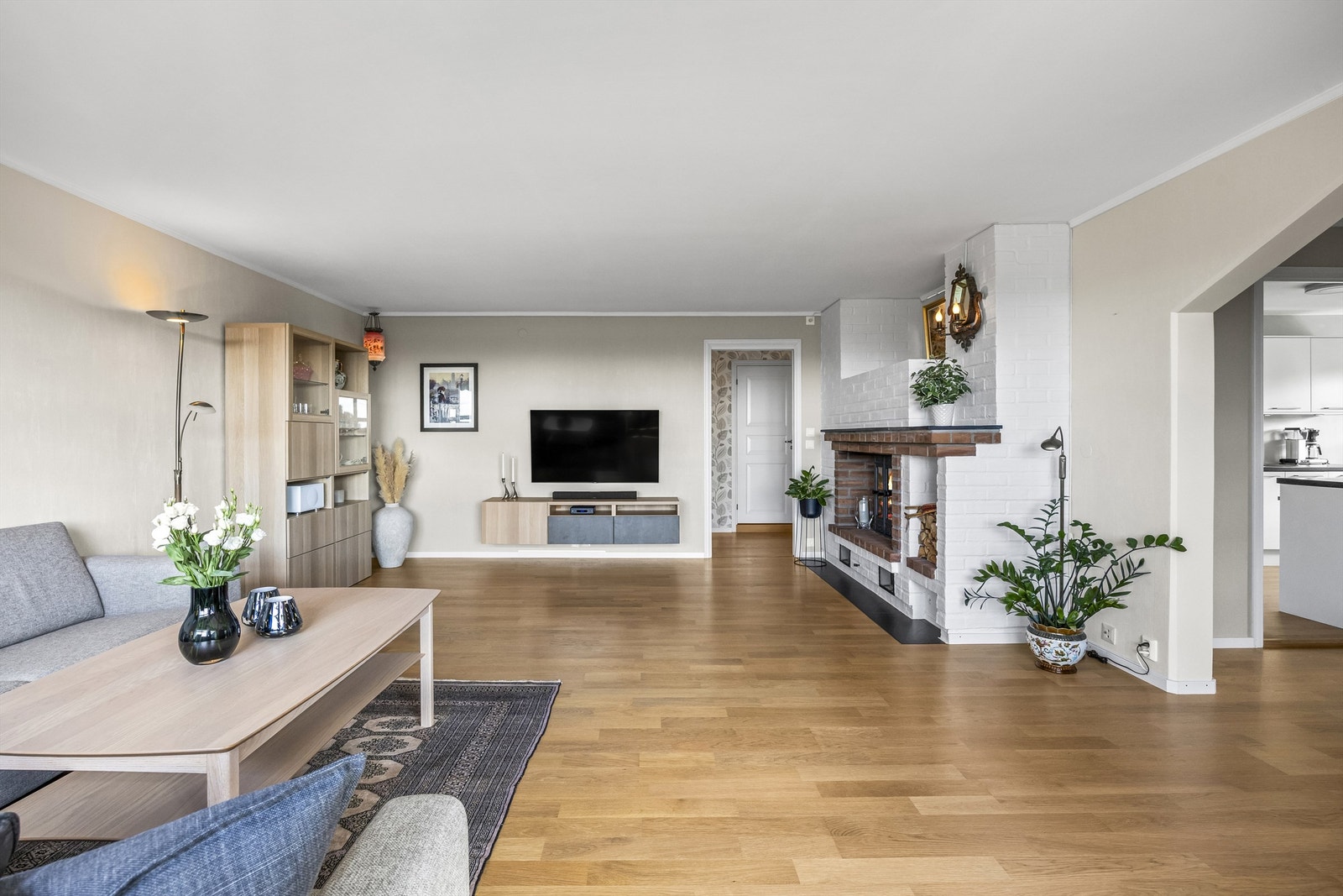 Stuen er stor og innbydende med peis og ulike soner. Galleribilde