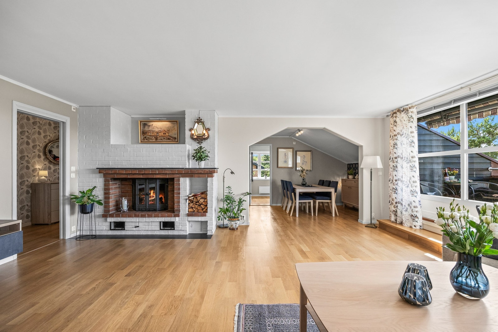 Spisestuen er i praktisk tilknytning til stuen. Galleribilde