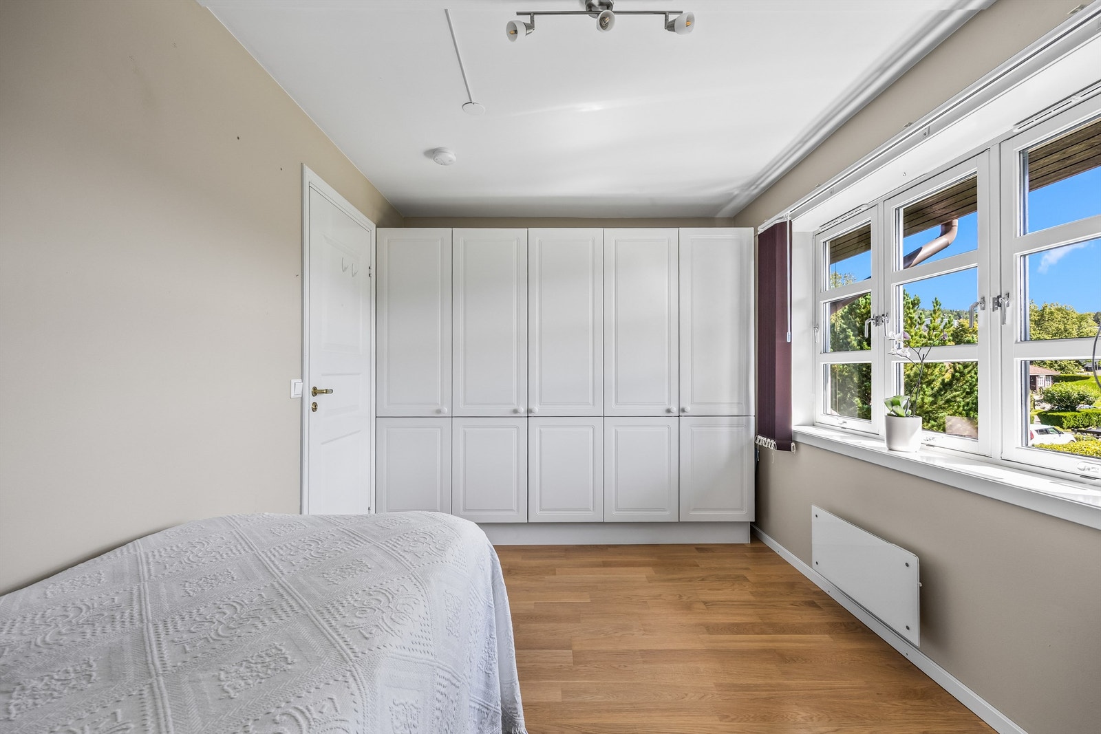 God plass til dobbeltseng, skrivebord og garderobeskap. Galleribilde