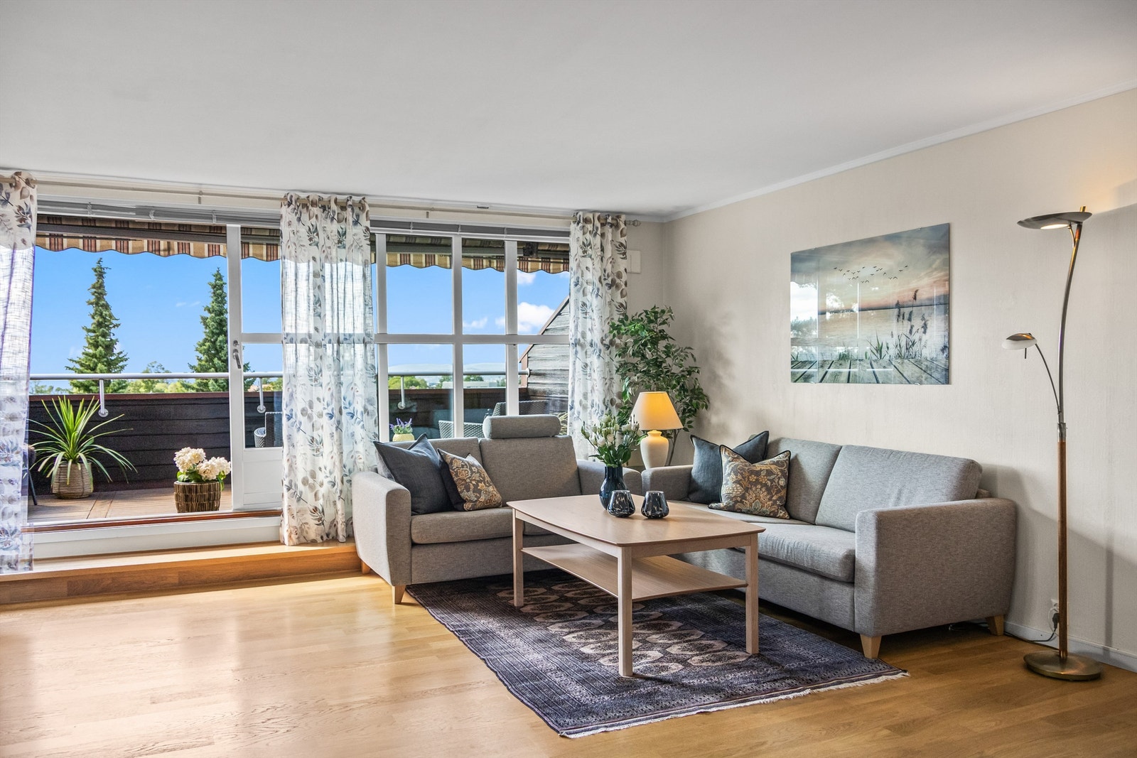 Fra stuen har du utgang til en solrik terrasse på 13 kvm. Galleribilde